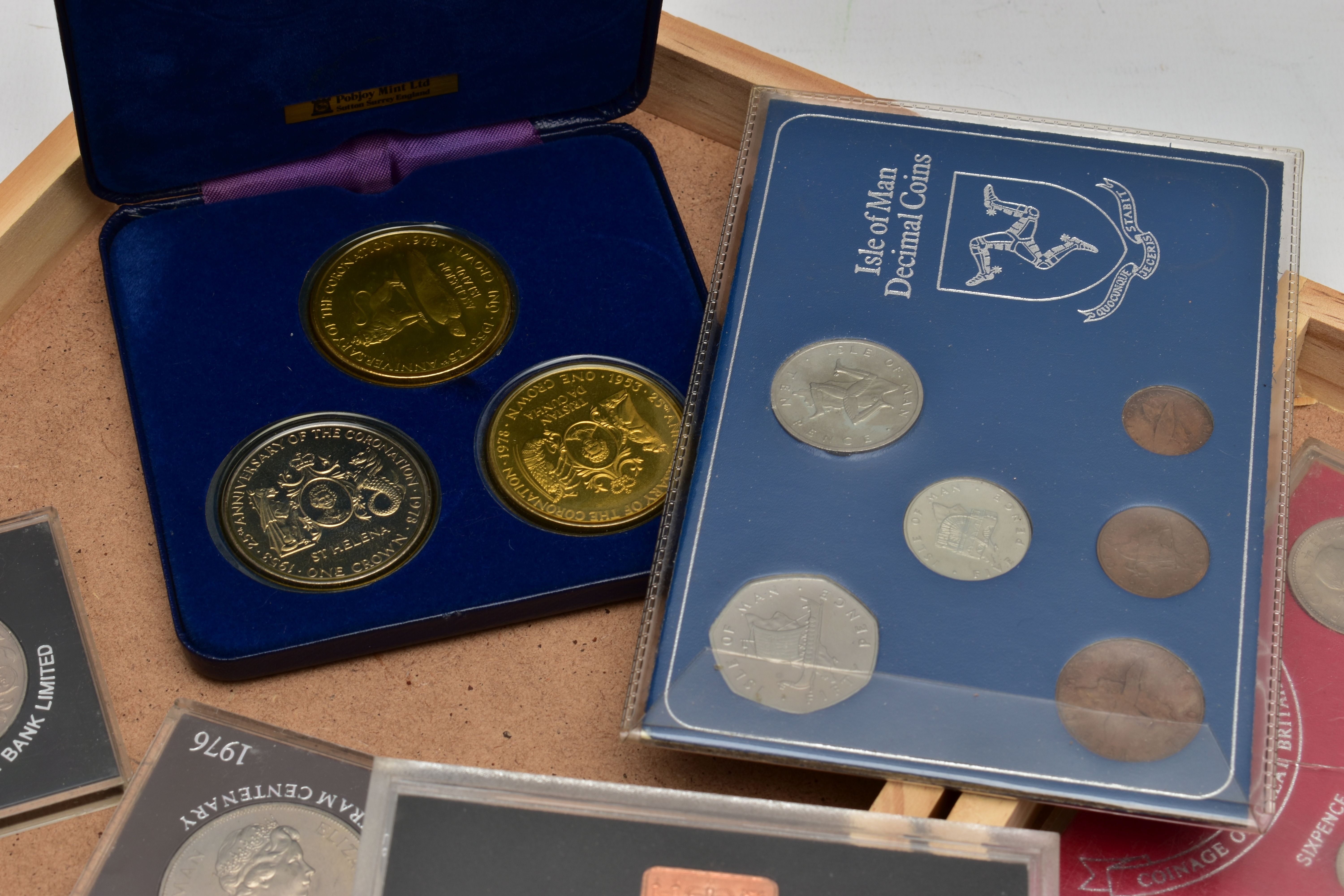 A SMALL WOODEN CASE OF COINS AND COMMEMORATIVES, to include a cased and sealed three-coin 1978 St - Image 3 of 4