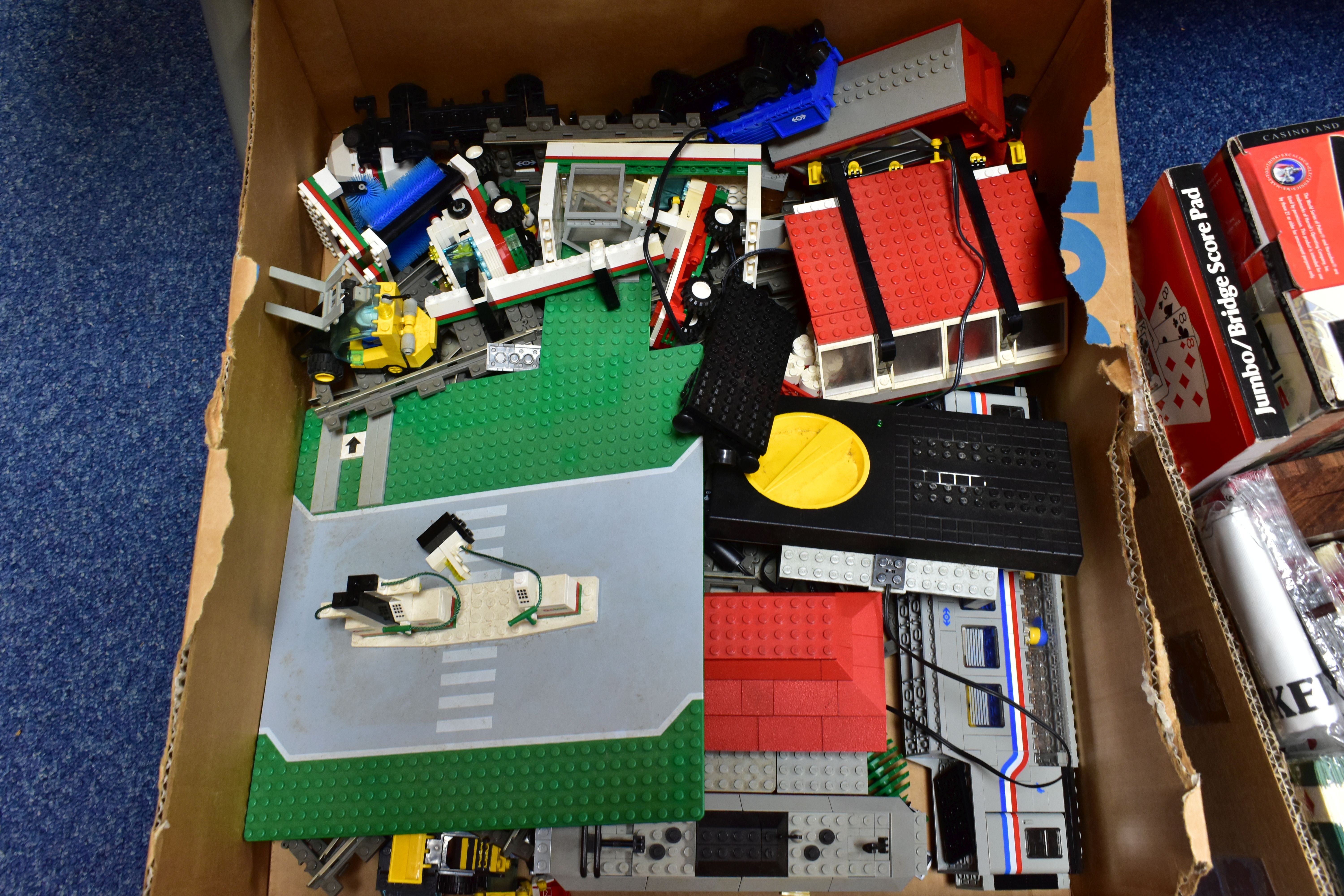 SIX BOXES OF LEGO, OTHER TOYS AND GAMES, to include a quantity of mixed Lego in four boxes, - Bild 3 aus 7