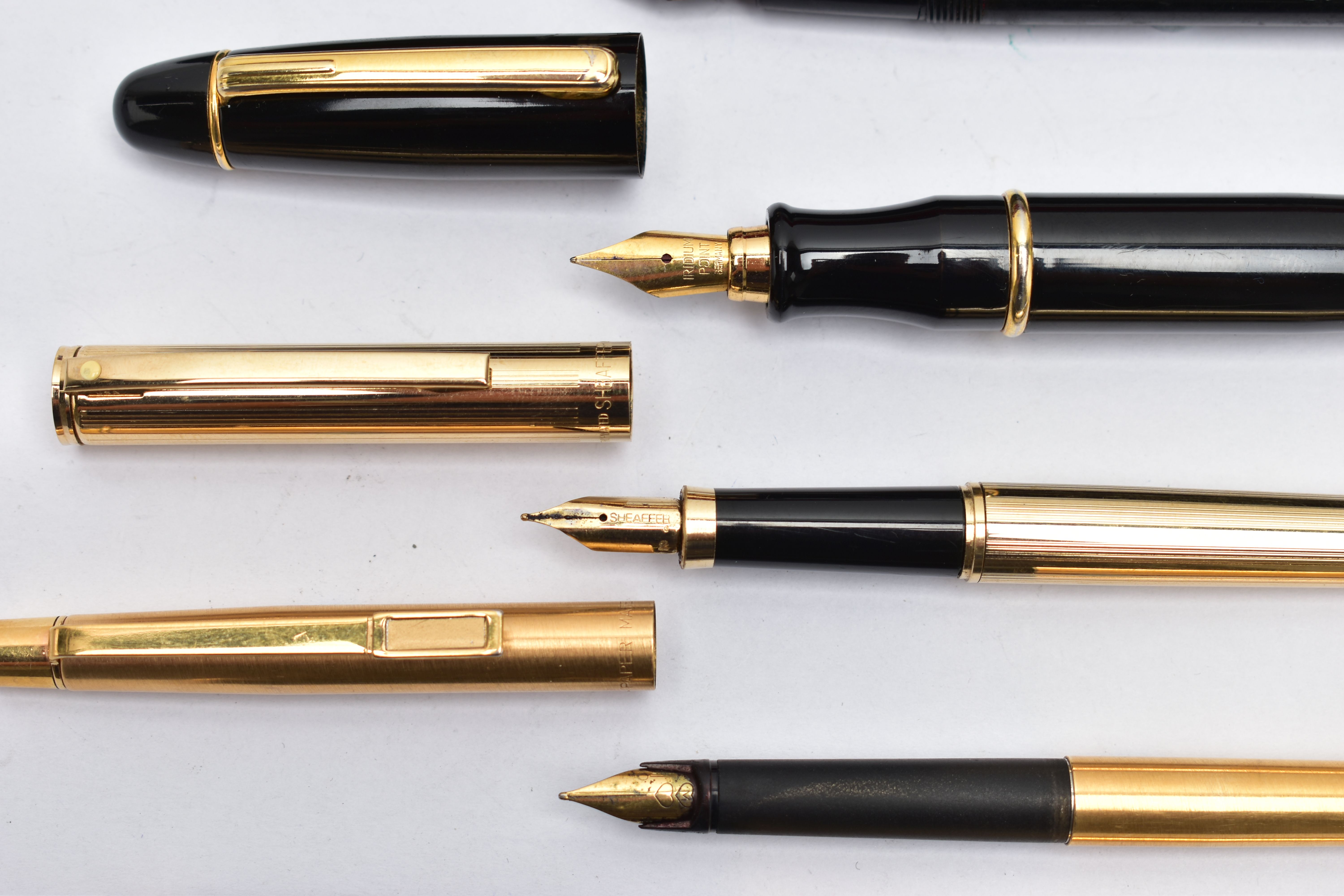 A SELECTION OF PENS, to include a 'Sheaffer' gold plated fountain pen, a gold tone 'Papermate' - Image 4 of 4