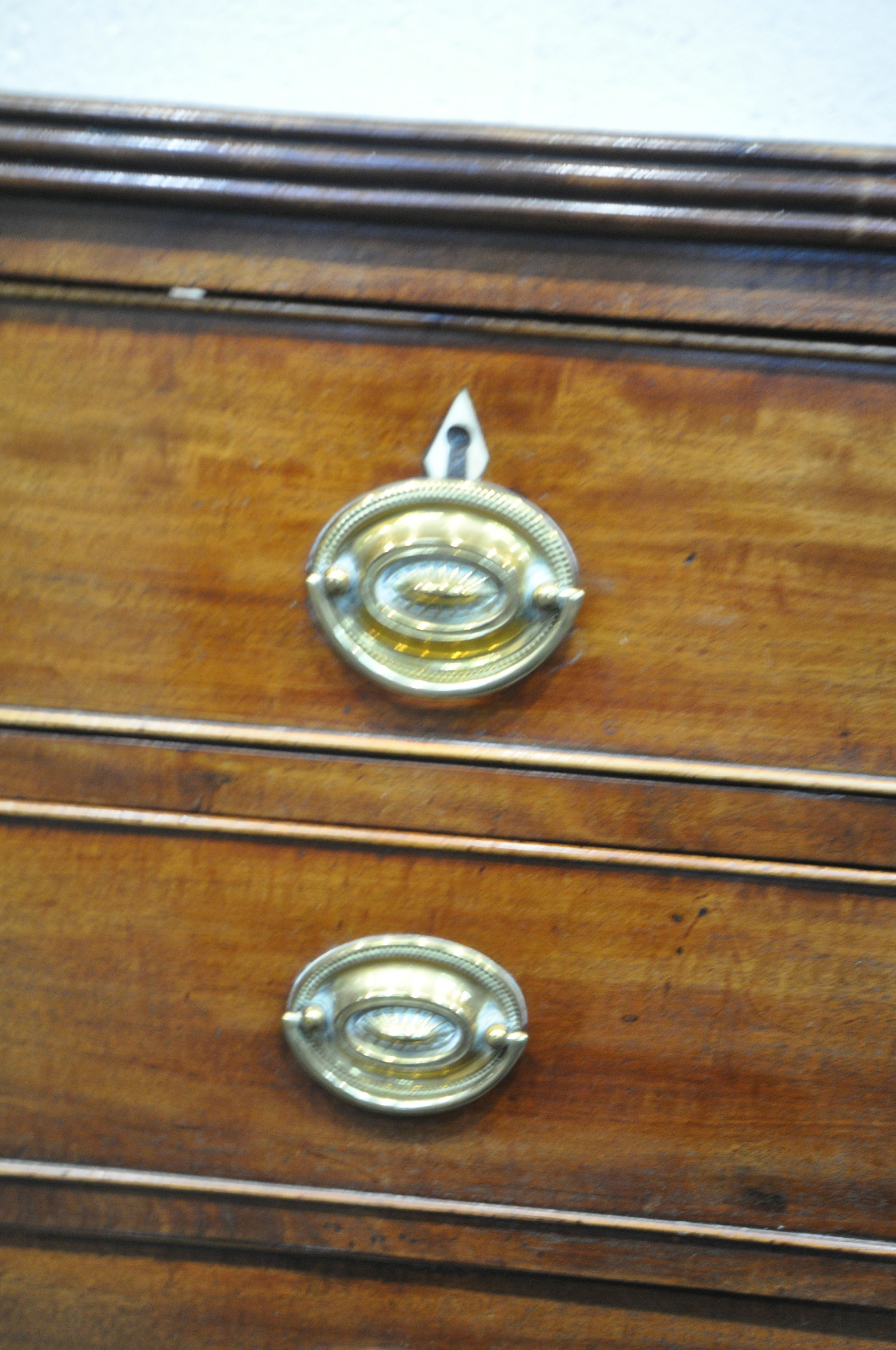 A GEORGIAN MAHOGANY CHEST OF TWO SHORT OVER THREE LONG GRADUATED DRAWERS, with ivory escutcheons and - Image 4 of 5