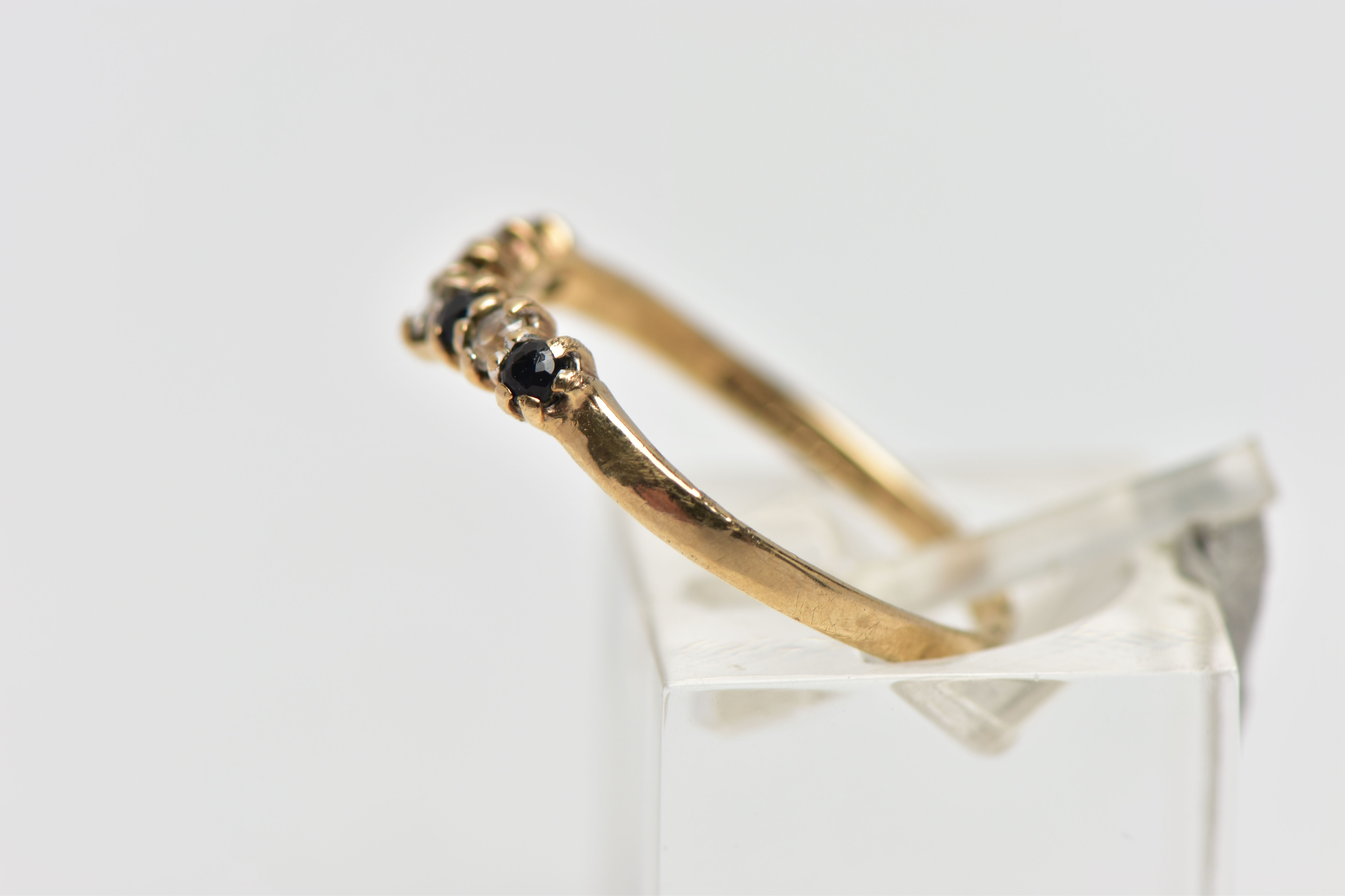 A 9CT GOLD GEM SET WISH BONE RING, designed with a row of four claw set, circular cut sapphires - Bild 2 aus 4
