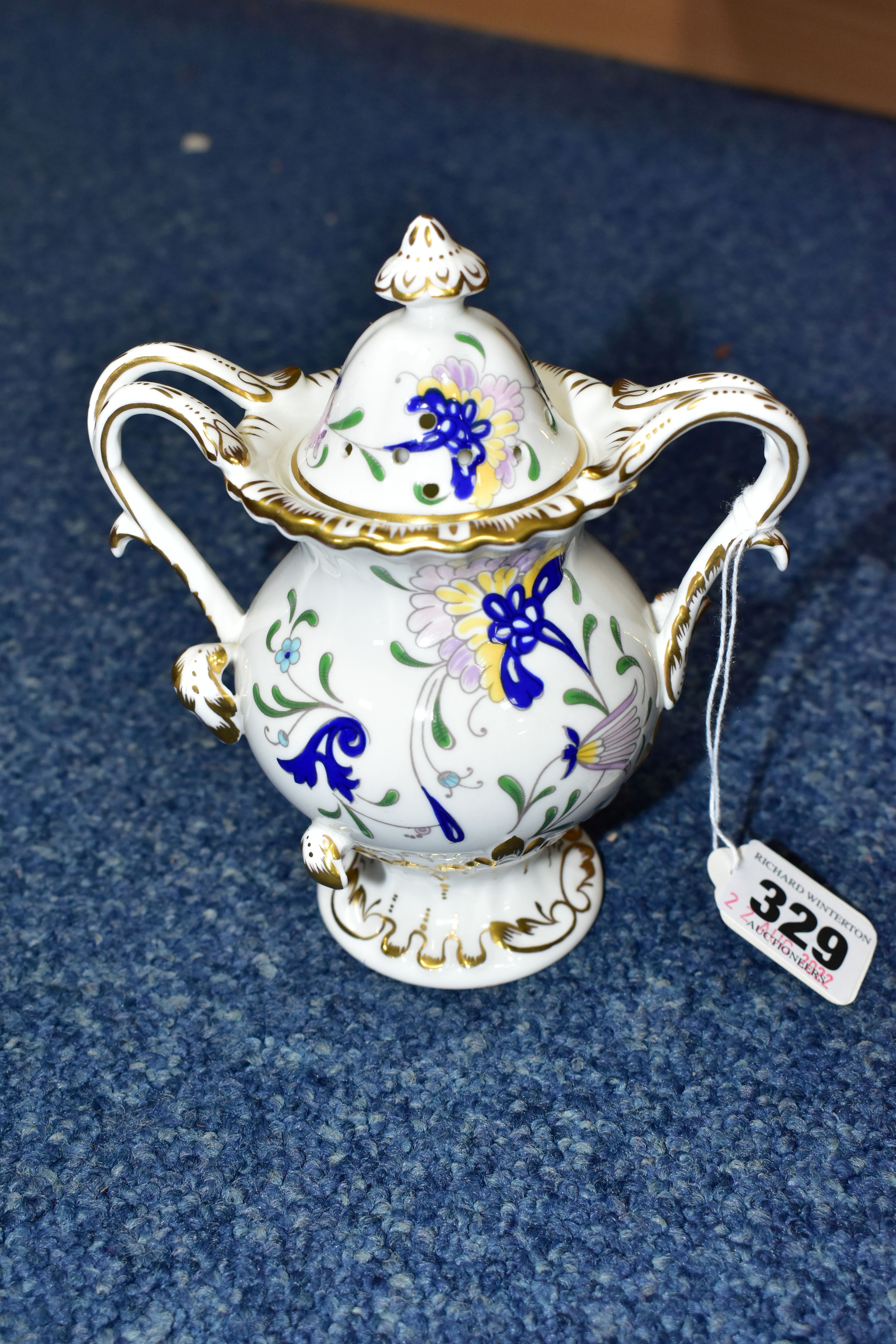 A GROUP OF COALPORT TEA AND GIFT WARES, in Pageant and Hong Kong patterns, twenty six pieces, - Bild 2 aus 5