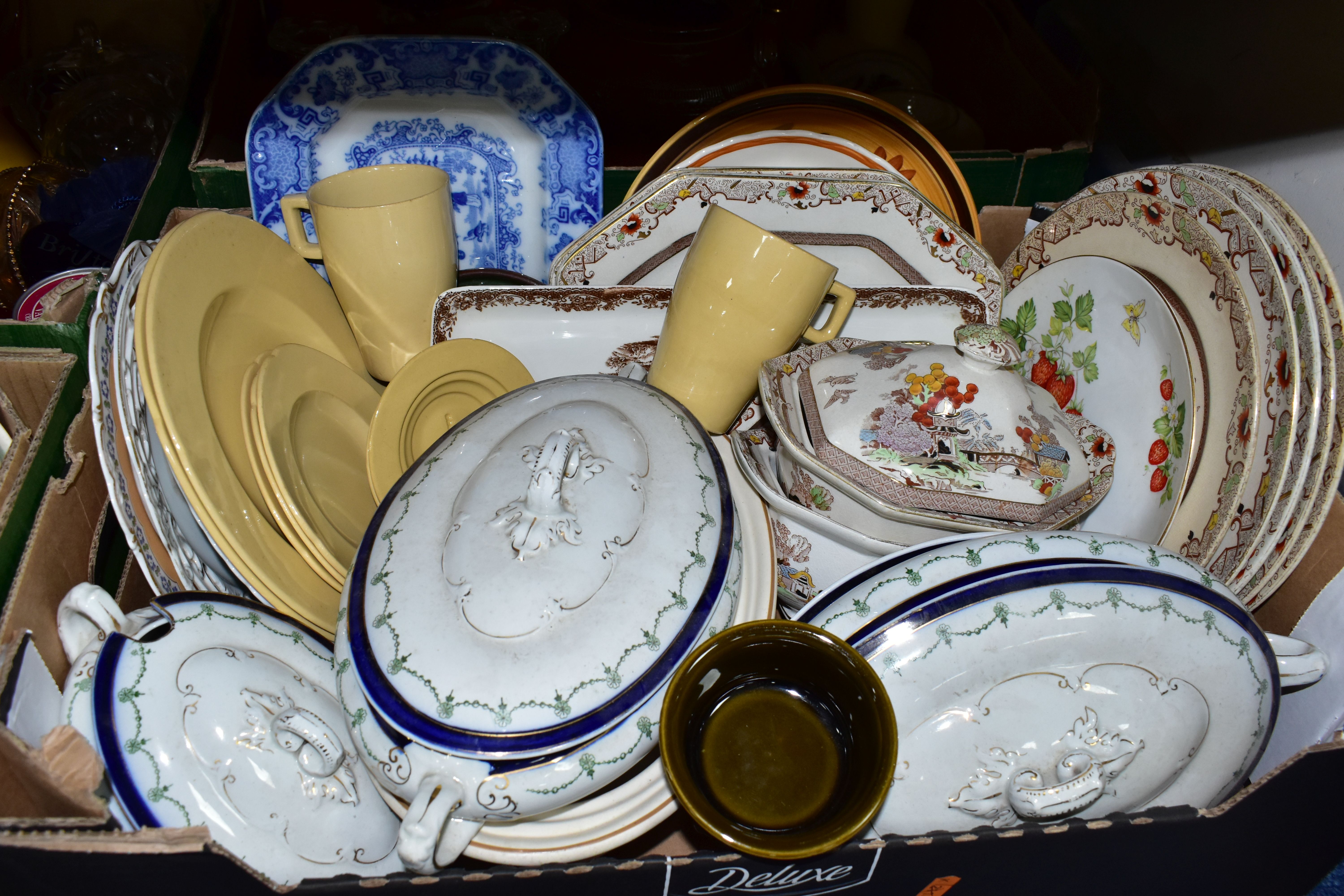 FIVE BOXES OF CERAMICS AND GLASSWARE, to include an Alfred Meakin 'Hedgerow' pattern part dinner set - Bild 3 aus 6