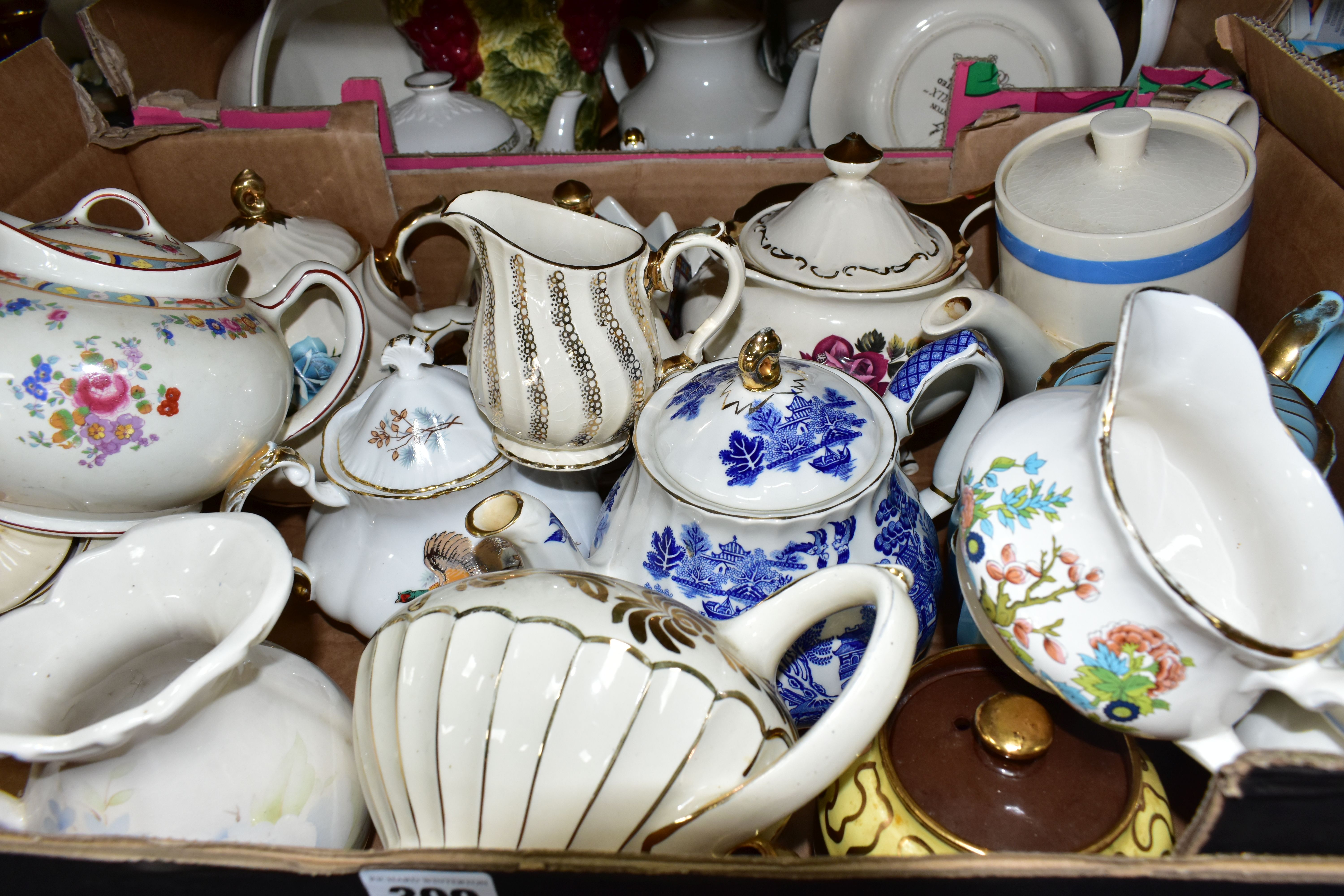 FIVE BOXES OF TEAPOTS, TEAWARES AND CERAMICS, to include an Apulum tea set, twenty teapots by - Bild 2 aus 7