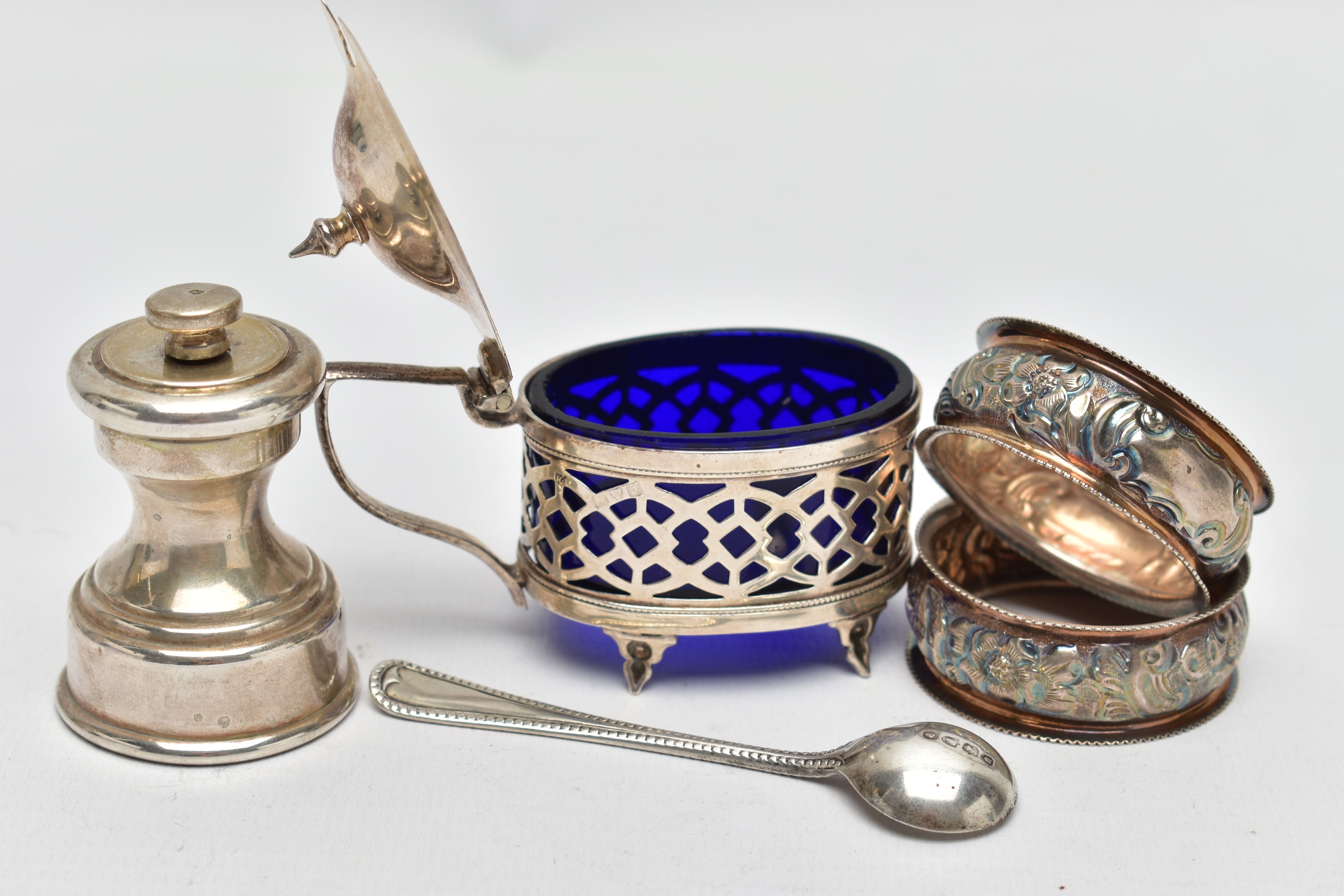 AN ASSORTMENT OF SILVER ITEMS, to include a matching pair of floral napkin rings, hallmarked - Bild 2 aus 2