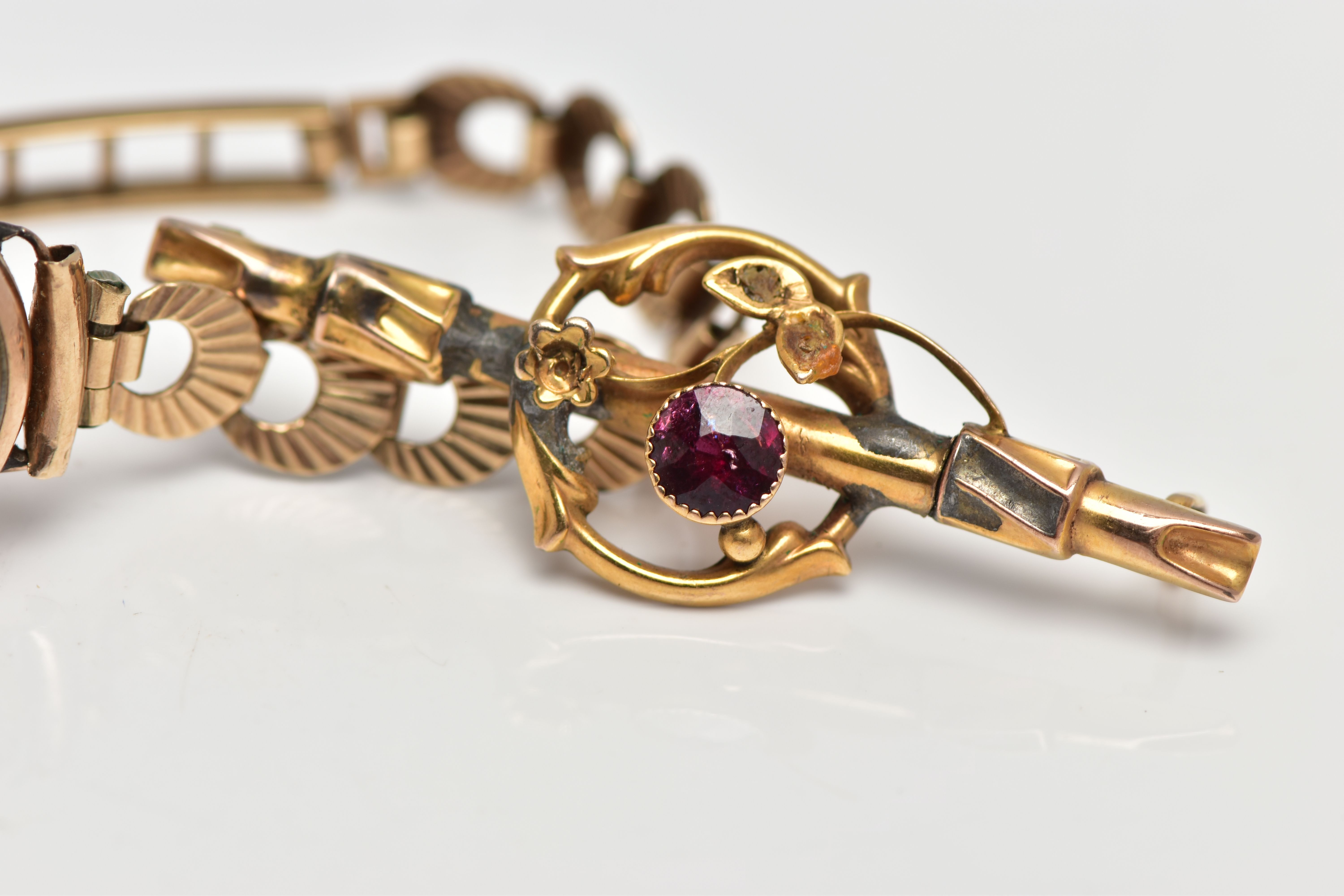 A LADIES MID 20TH CENTURY 9CT GOLD WRISTWATCH AND 9CT GOLD TOURMALINE BROOCH AF, the first a - Bild 3 aus 4