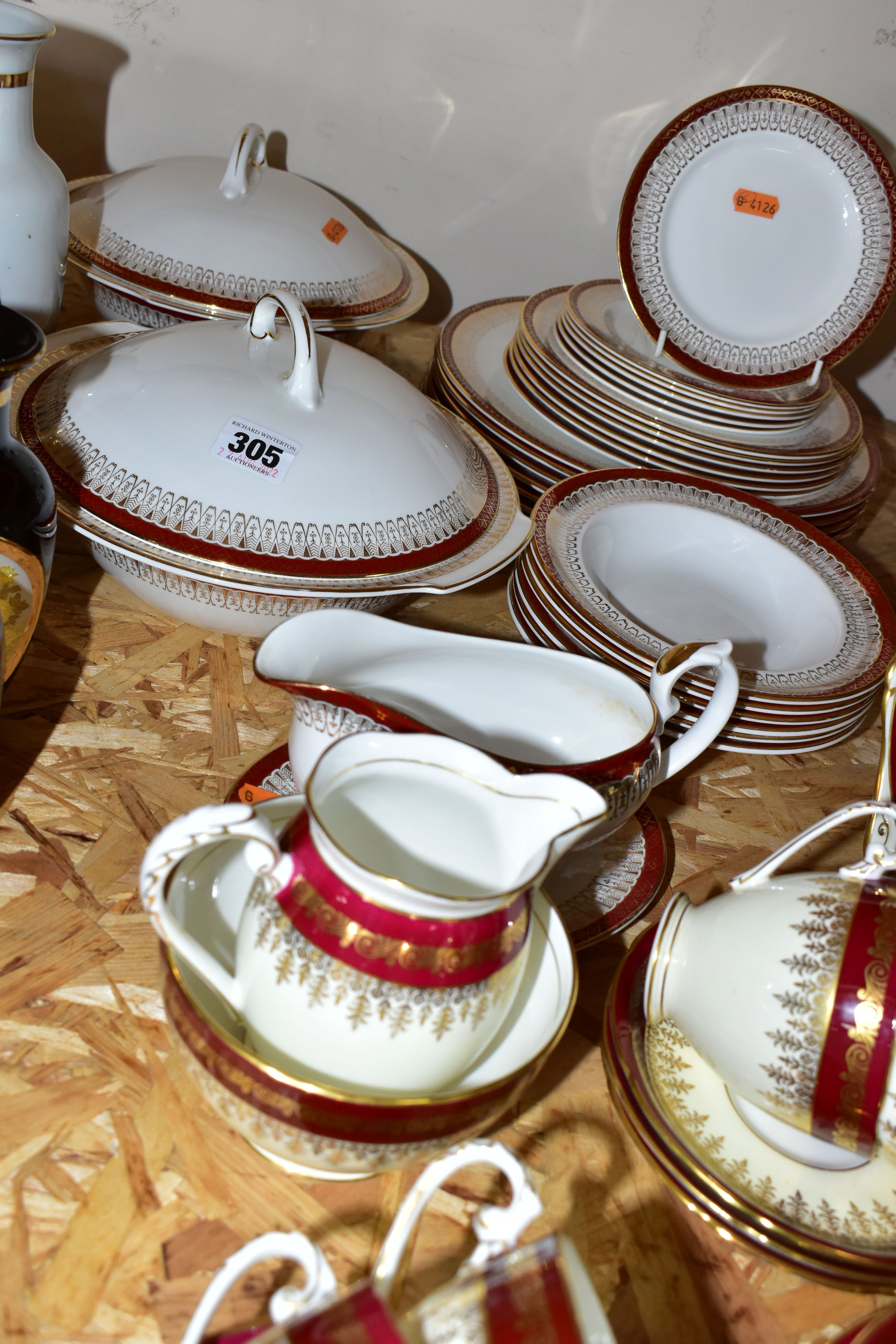 A ROYAL GRAFTON 'MAJESTIC' PATTERN DINNER SET TOGETHER WITH A ROYAL GRAFTON 'BALMORAL' PATTERN TEA - Bild 4 aus 4