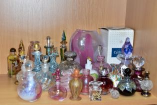 A COLLECTION OF ASSORTED PERFUME BOTTLES INCLUDING A BOXED CAITHNESS LIMITED EDITION DEWDROP PERFUME