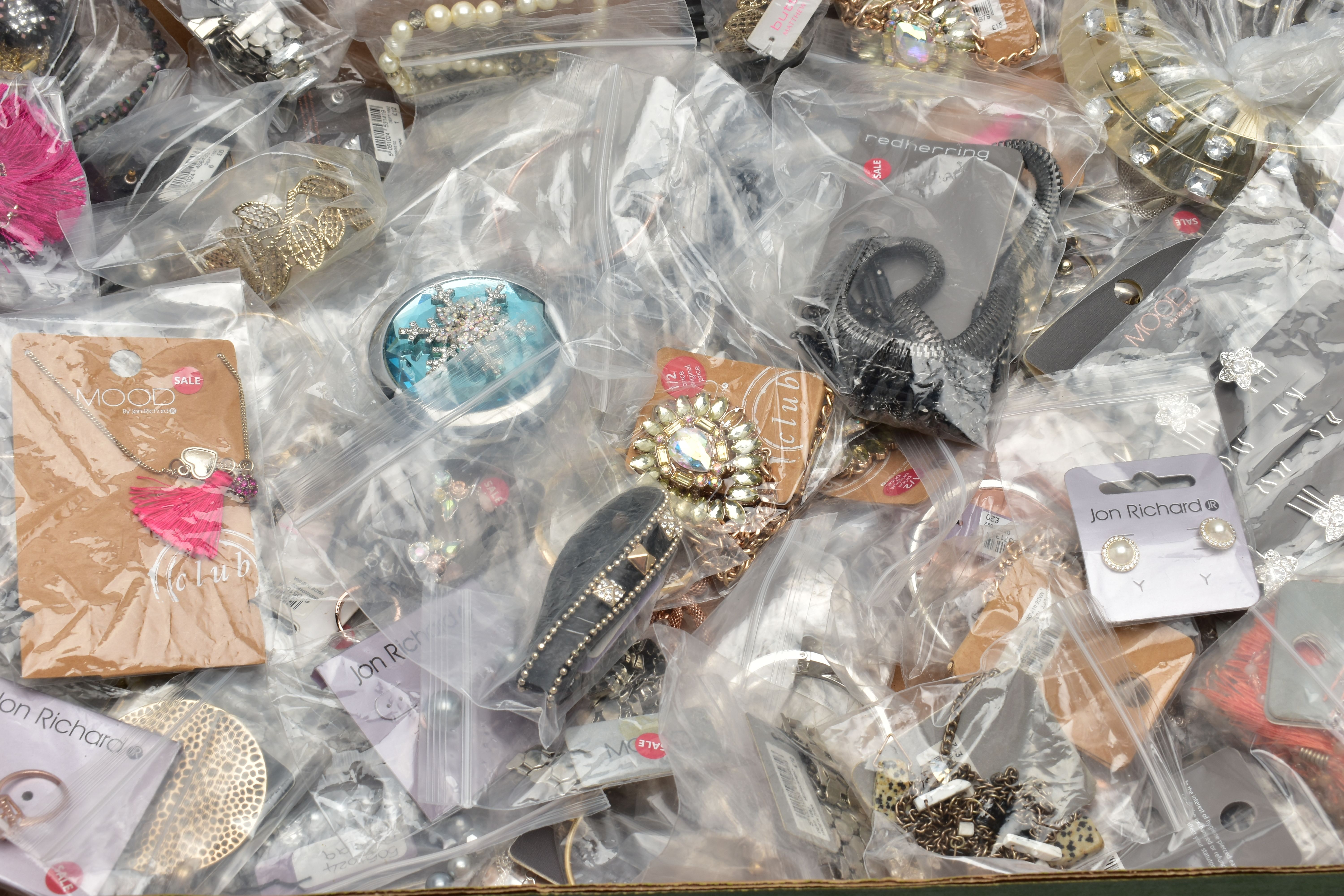 A LARGE QUANTITY OF COSTUME JEWELLERY, to include paste set necklaces, bangles, earrings, hair - Image 4 of 5