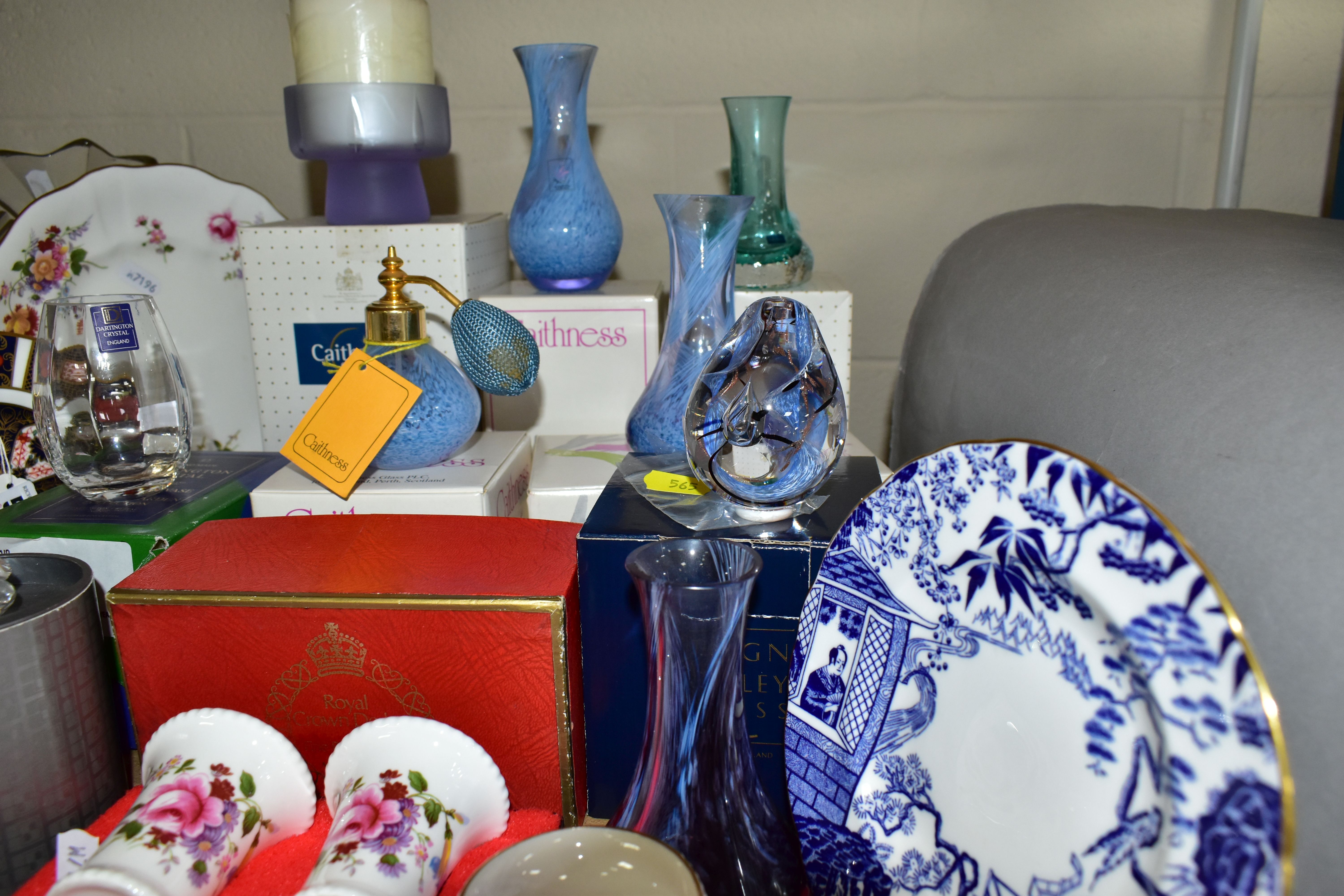 A GROUP OF BOXED GLASSWARES AND ROYAL CROWN DERBY, comprising three boxed Caithness vases, a boxed - Bild 3 aus 6