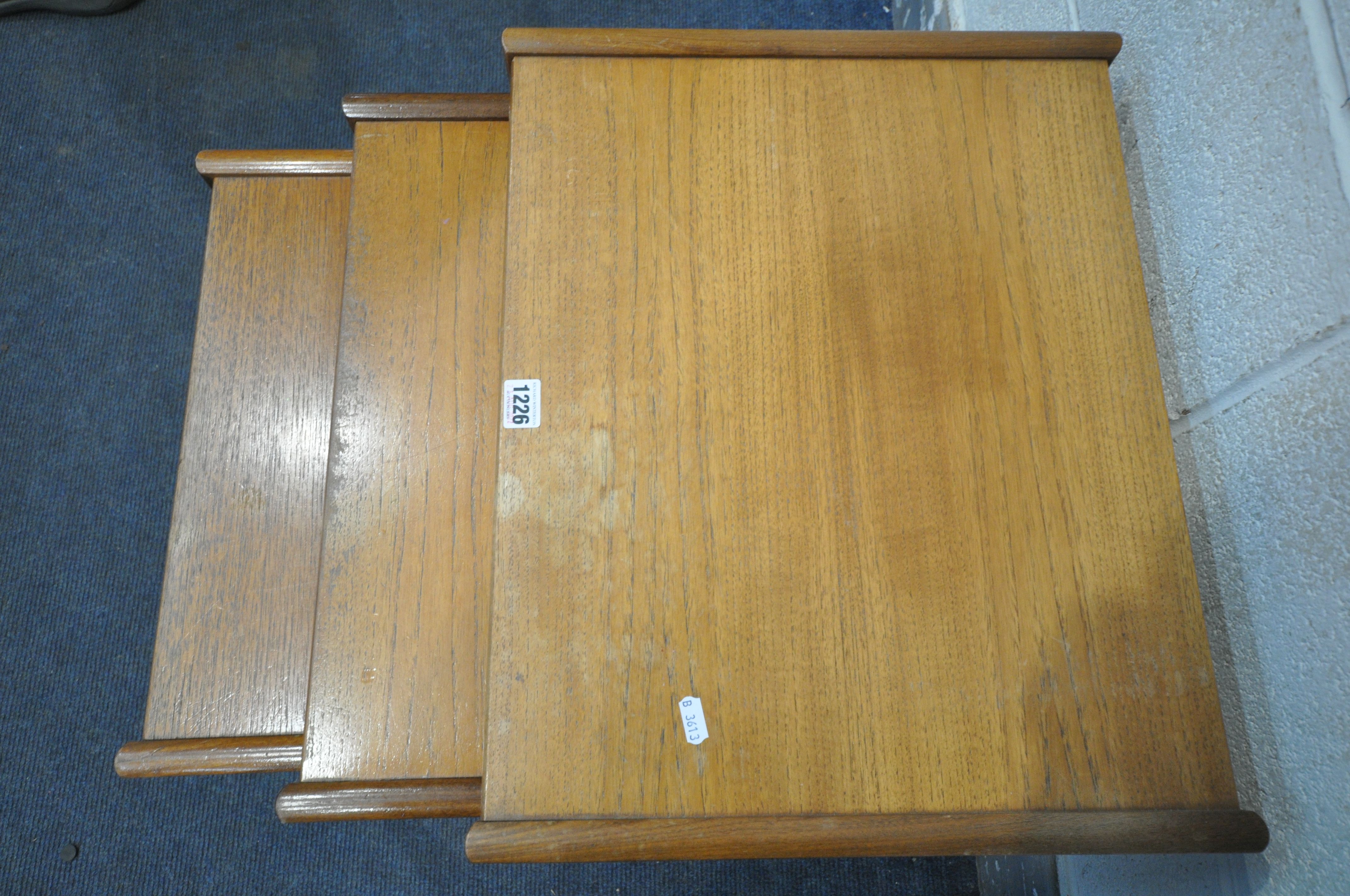 A G PLAN QUADRILLE NEST OF THREE TABLES, largest width 54cm x depth 44cm x height 50cm ( - Bild 3 aus 3