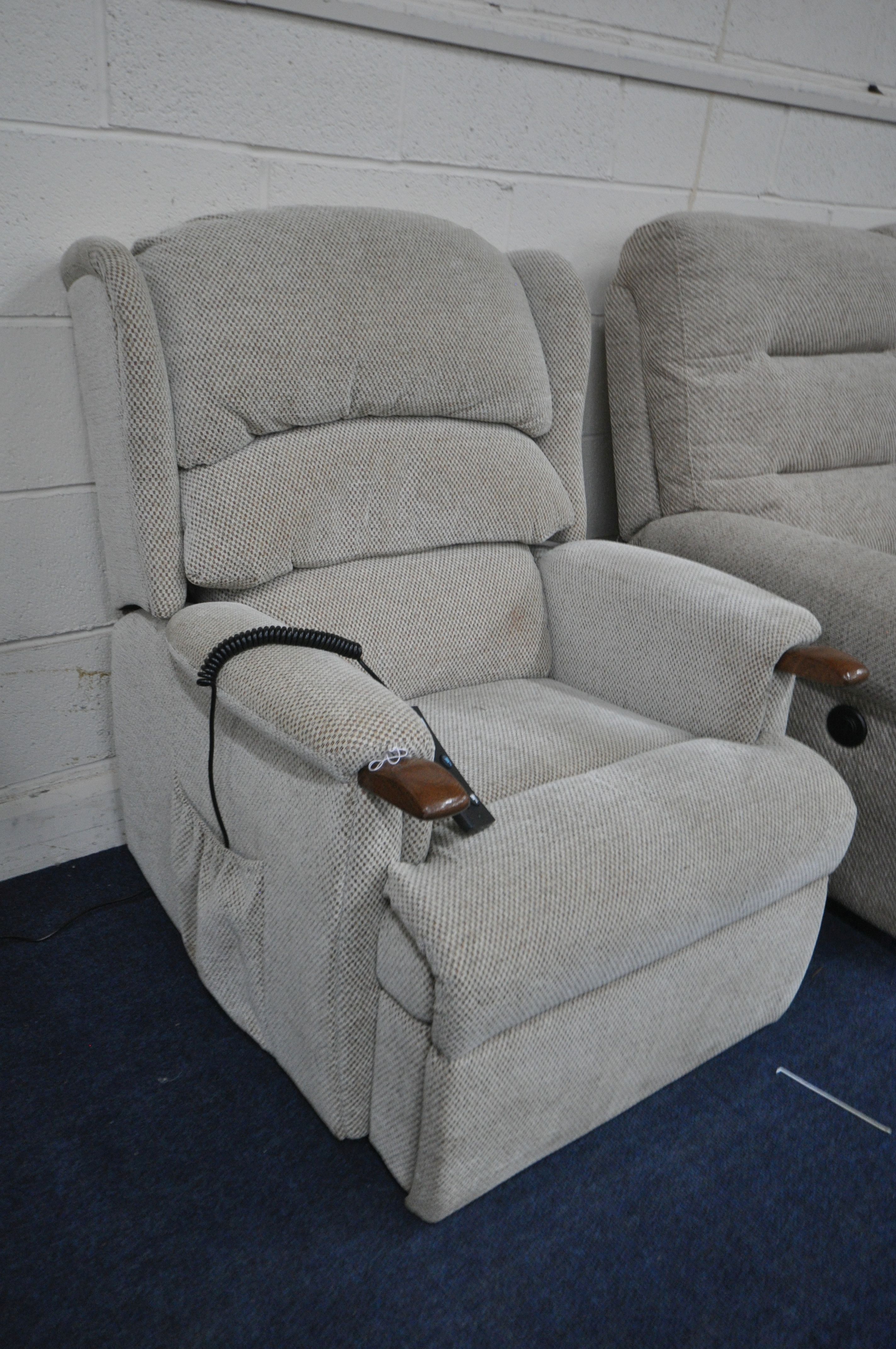 A BEIGE UPHOLSTERED HSL ELECTRIC RISE AND RECLINE ARMCHAIR (PAT pass and working, slightly dirty