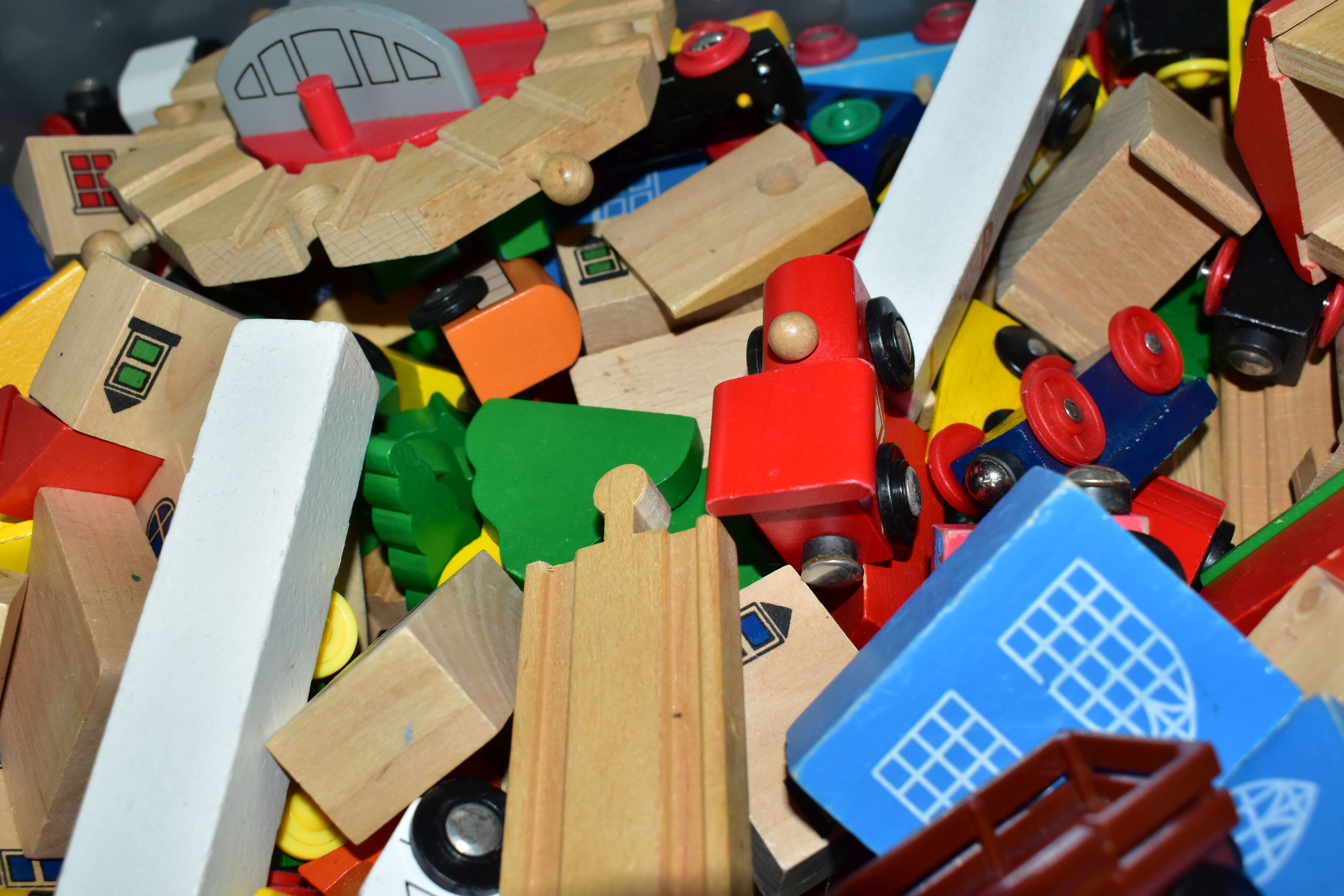THREE BOXES OF CHILDREN'S WOODEN RAILWAY TRACK, TRAINS, BUILDINGS, ETC, including a small element of - Bild 5 aus 5