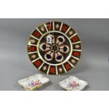 A ROYAL CROWN DERBY 1128 IMARI DINNER PLATE AND TWO DERBY POSIES RECTANGULAR PIN DISHES, the