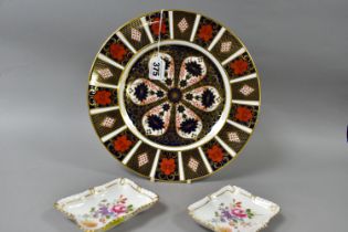 A ROYAL CROWN DERBY 1128 IMARI DINNER PLATE AND TWO DERBY POSIES RECTANGULAR PIN DISHES, the