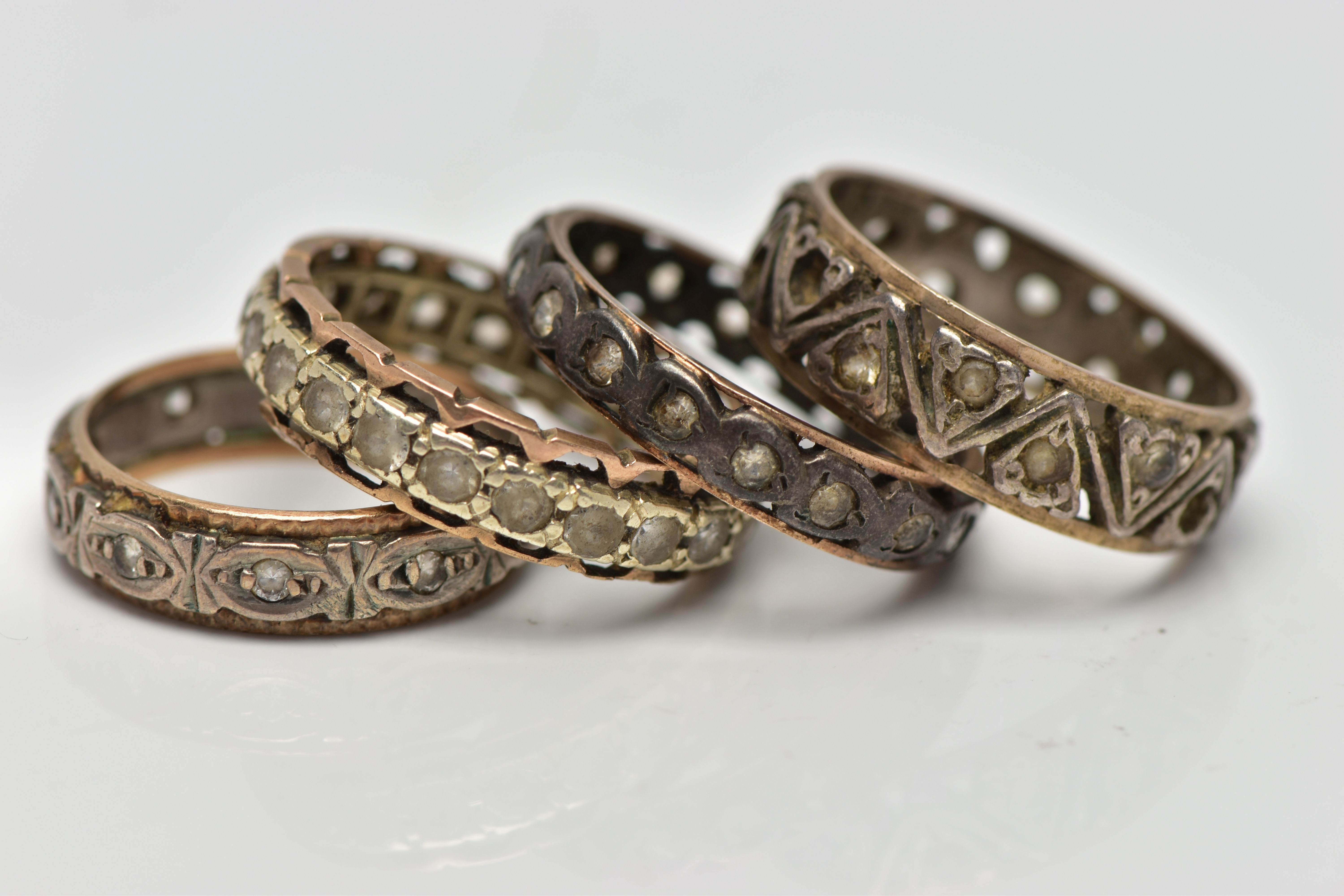 A SELECTION OF PREDOMINANTLY METAL GEM SET RINGS, to include a silver gilt sapphire and cubic - Bild 2 aus 3