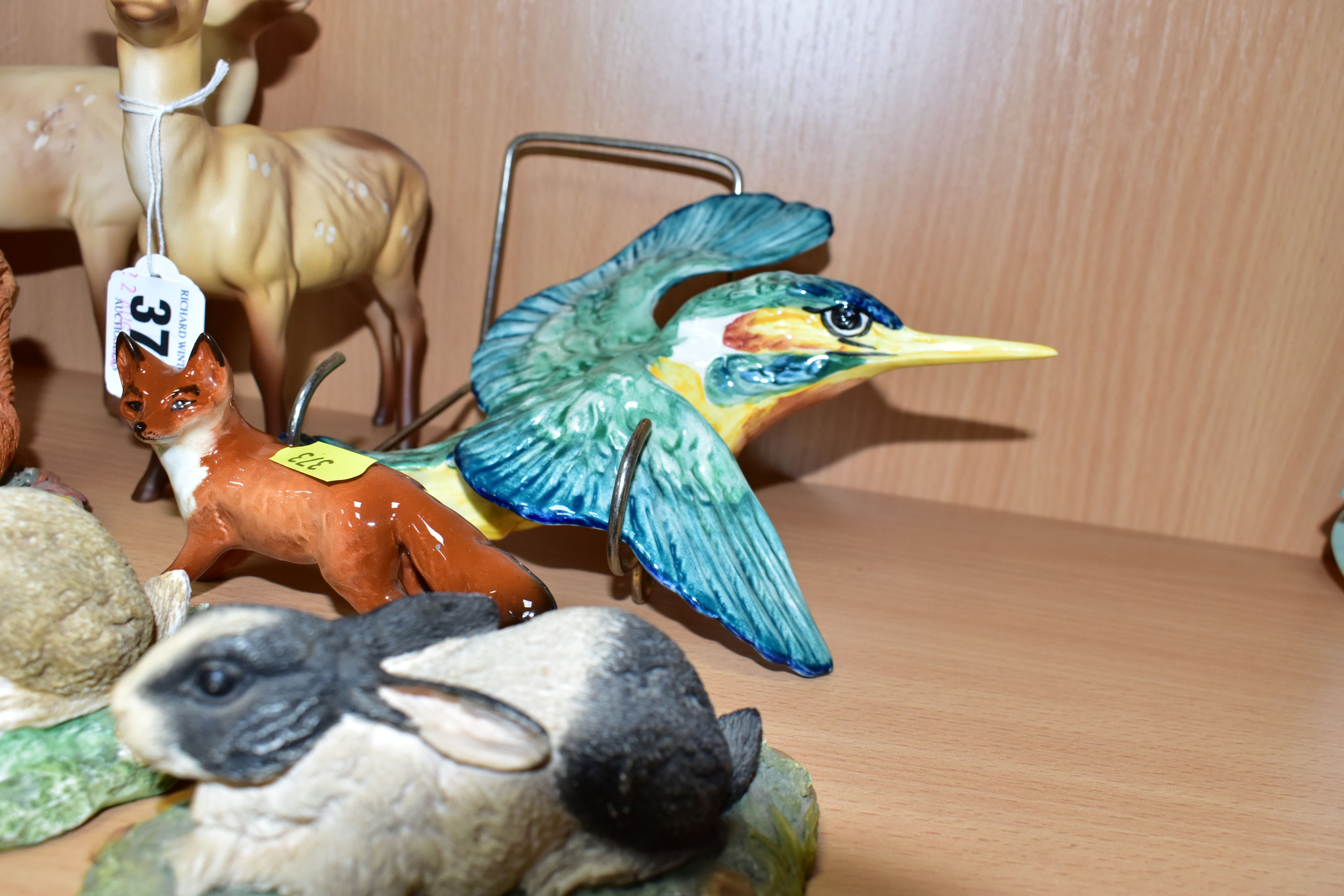 A GROUP OF THIRTEEN BESWICK BIRD AND ANIMAL FIGURES AND SCULPTURES, including a Kingfisher - - Bild 3 aus 4