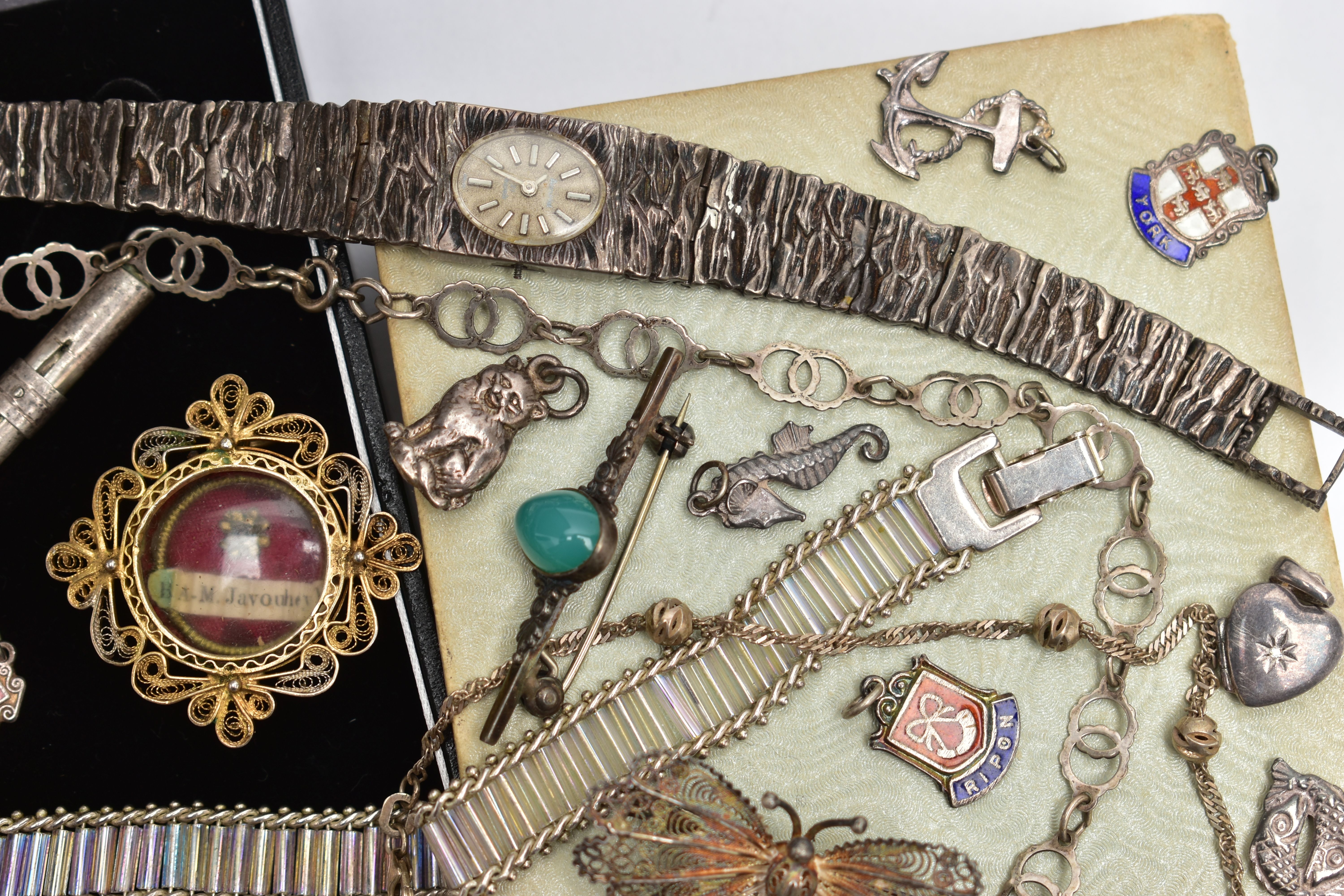 A SELECTION OF SILVER AND WHITE METAL JEWELLERY, to include a ladies silver 'Accurist' wristwatch - Bild 2 aus 5