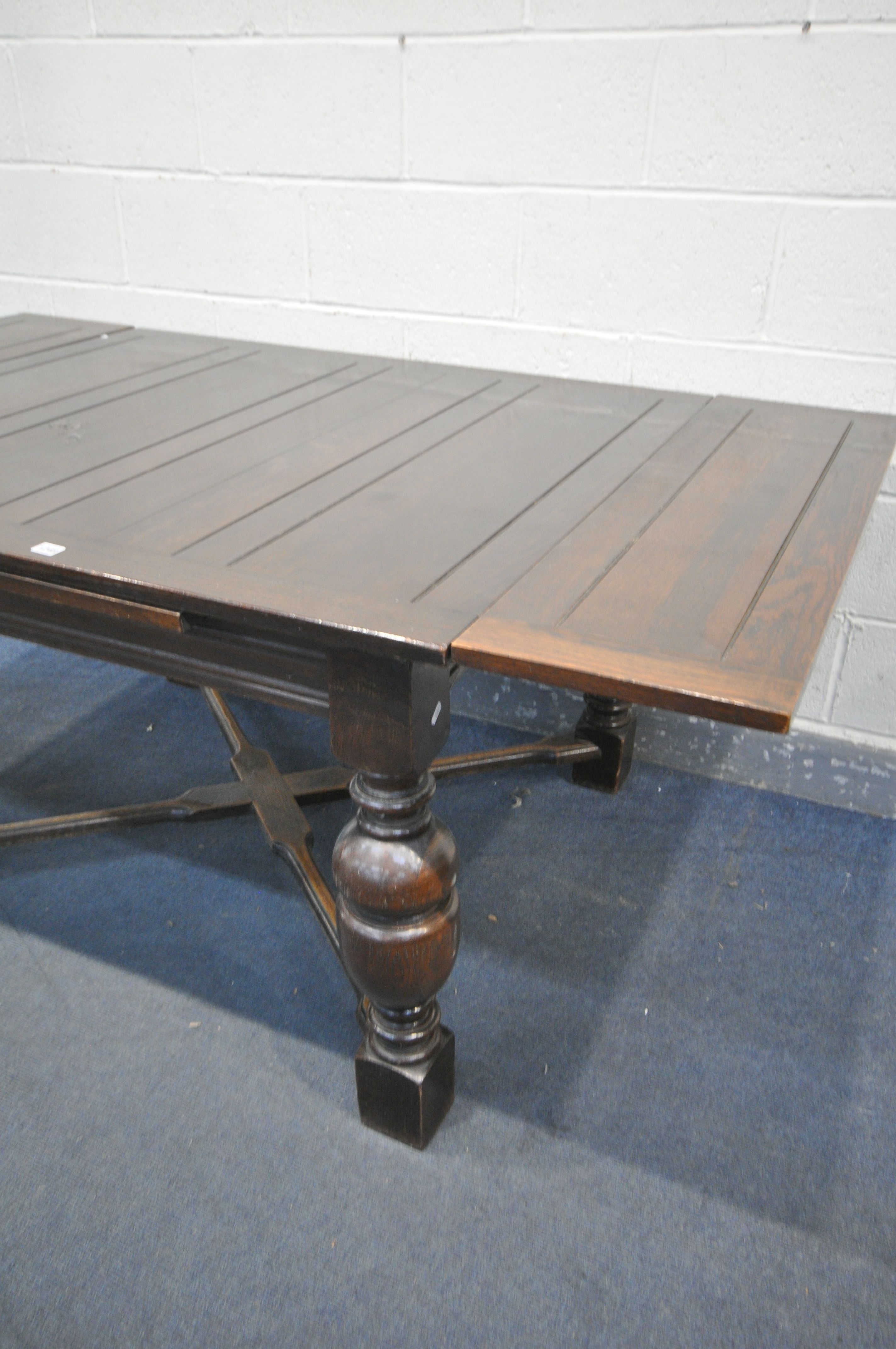 AN EARLY 20TH OAK DRAW LEAD DINING TABLE, on bulbous legs, united by a cross stretcher, open - Bild 2 aus 3