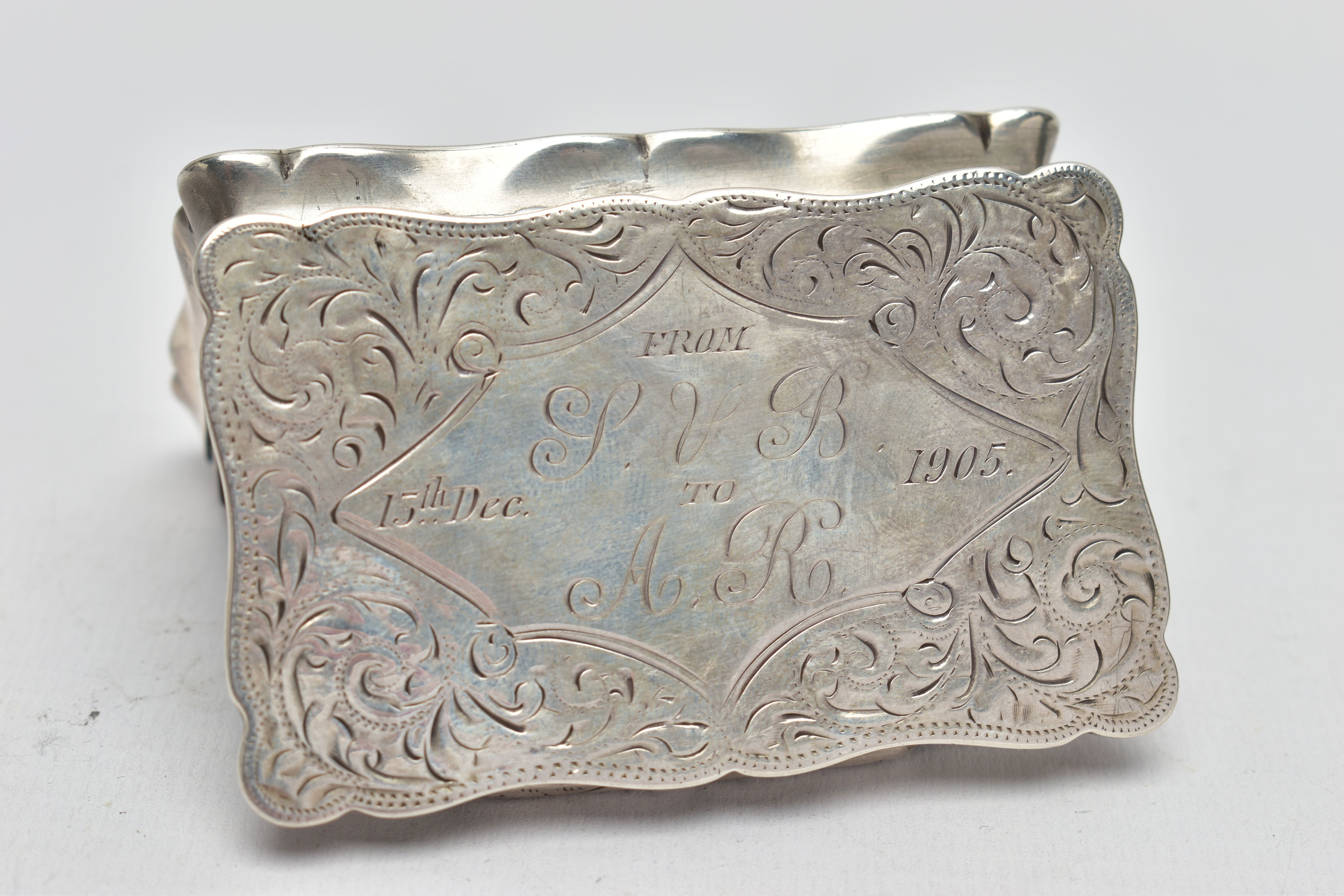 AN EDWARDIAN SILVER TABLE SNUFF BOX, the undulating rectangular box with hinged lid, scrolling - Bild 2 aus 5