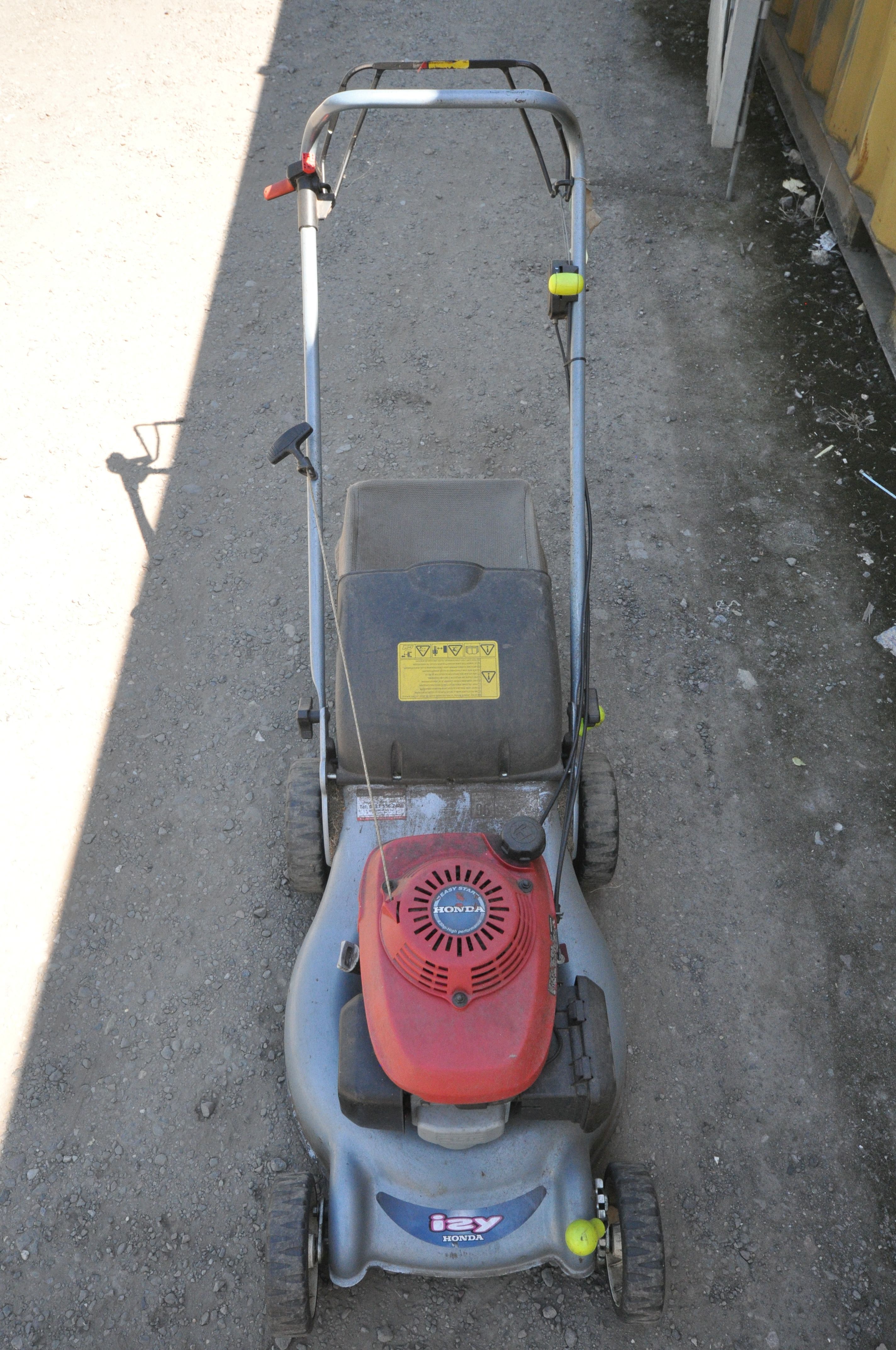 A HONDA IZY self-propelled petrol lawn mower, with grass box (condition:-engine starts first time - Bild 2 aus 2