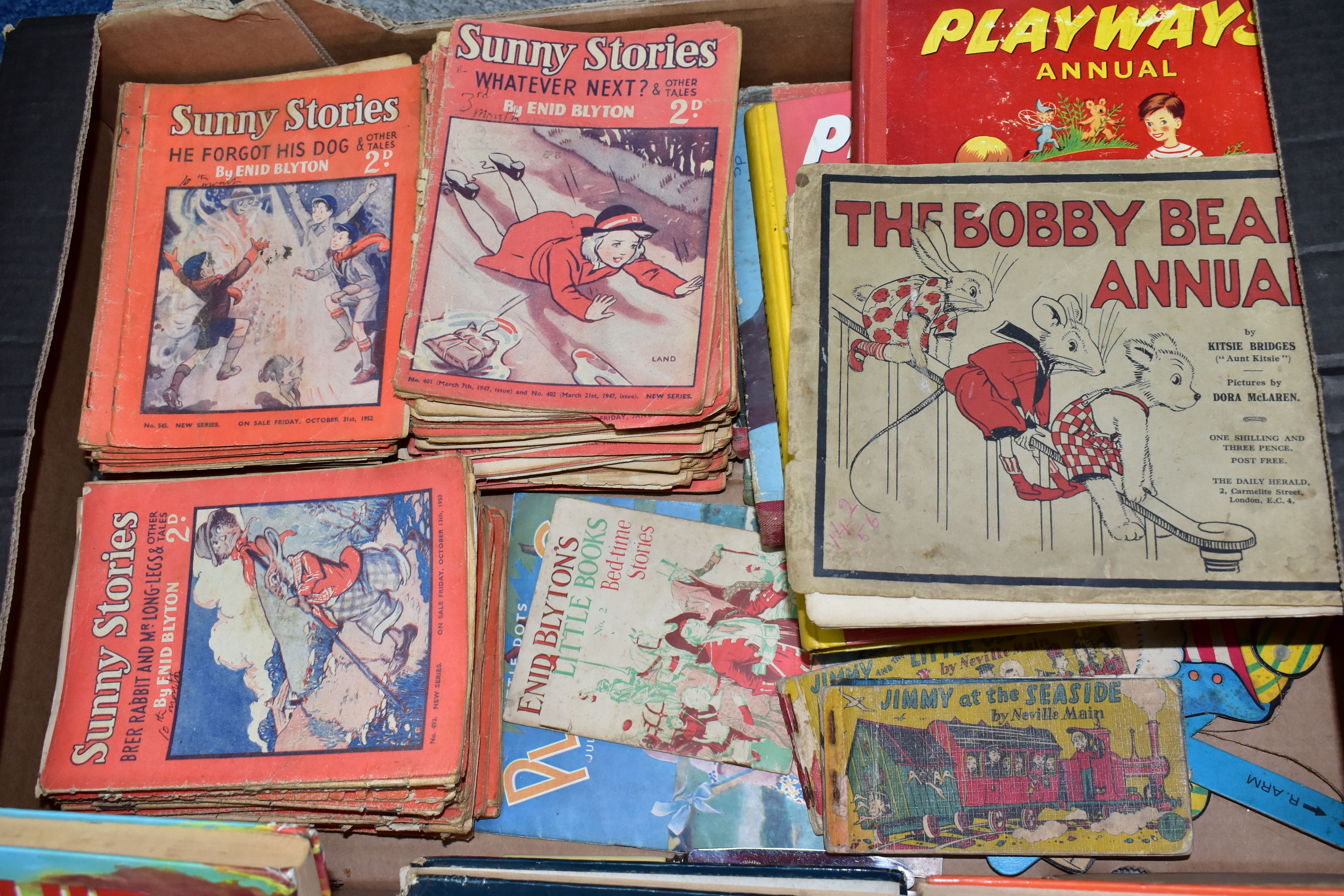 THREE BOXES OF VINTAGE CHILDREN'S BOOKS AND ANNUALS, including a box containing Enid Blyton 'Sunny - Bild 4 aus 5