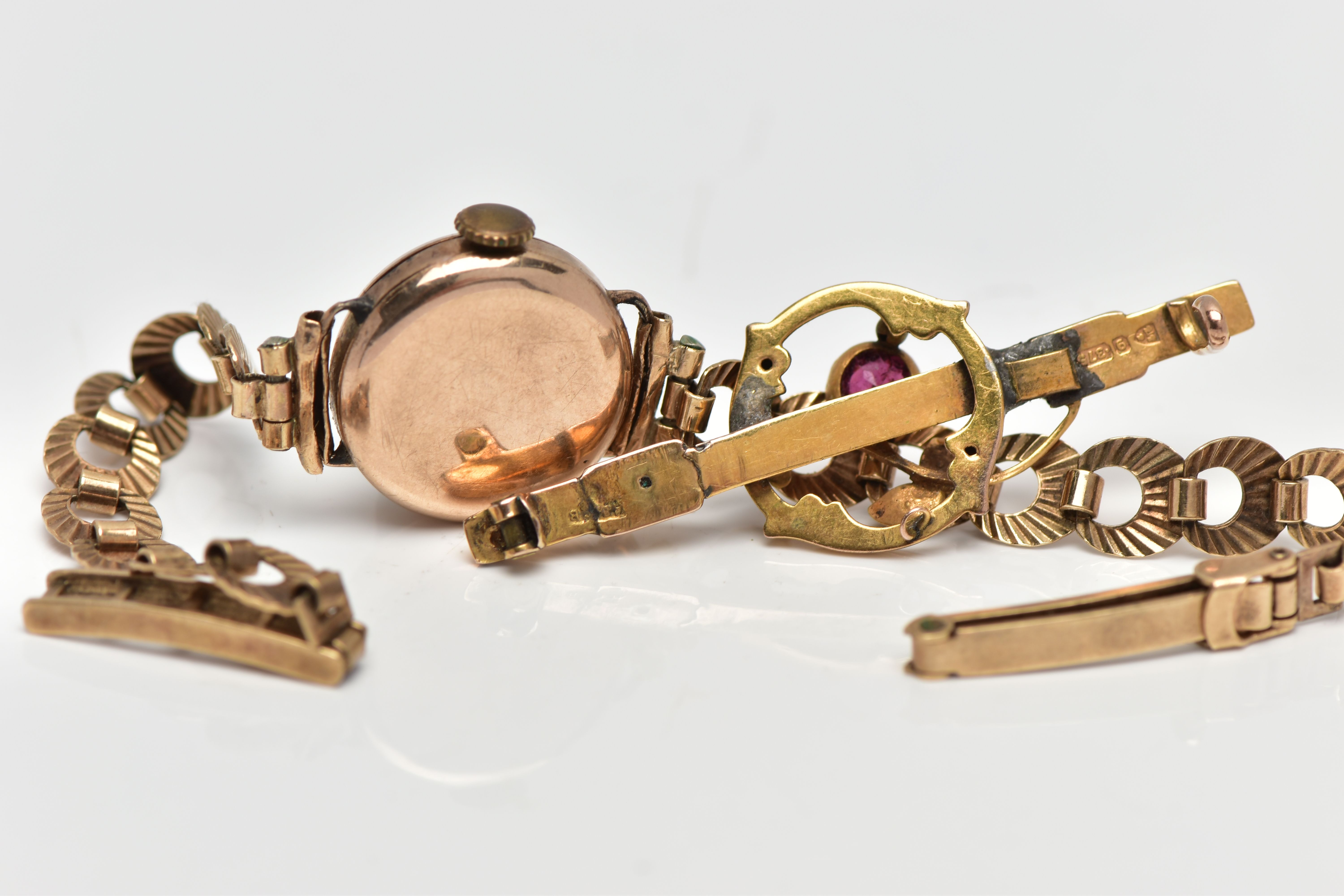 A LADIES MID 20TH CENTURY 9CT GOLD WRISTWATCH AND 9CT GOLD TOURMALINE BROOCH AF, the first a - Bild 4 aus 4