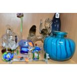 A SMALL GROUP OF MODERN COLOURED AND CLEAR GLASSWARE, including a Mdina squat turquoise vase, etched