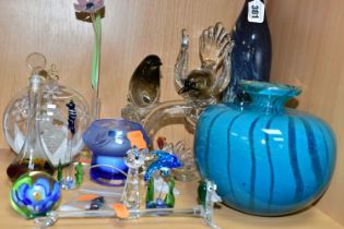 A SMALL GROUP OF MODERN COLOURED AND CLEAR GLASSWARE, including a Mdina squat turquoise vase, etched