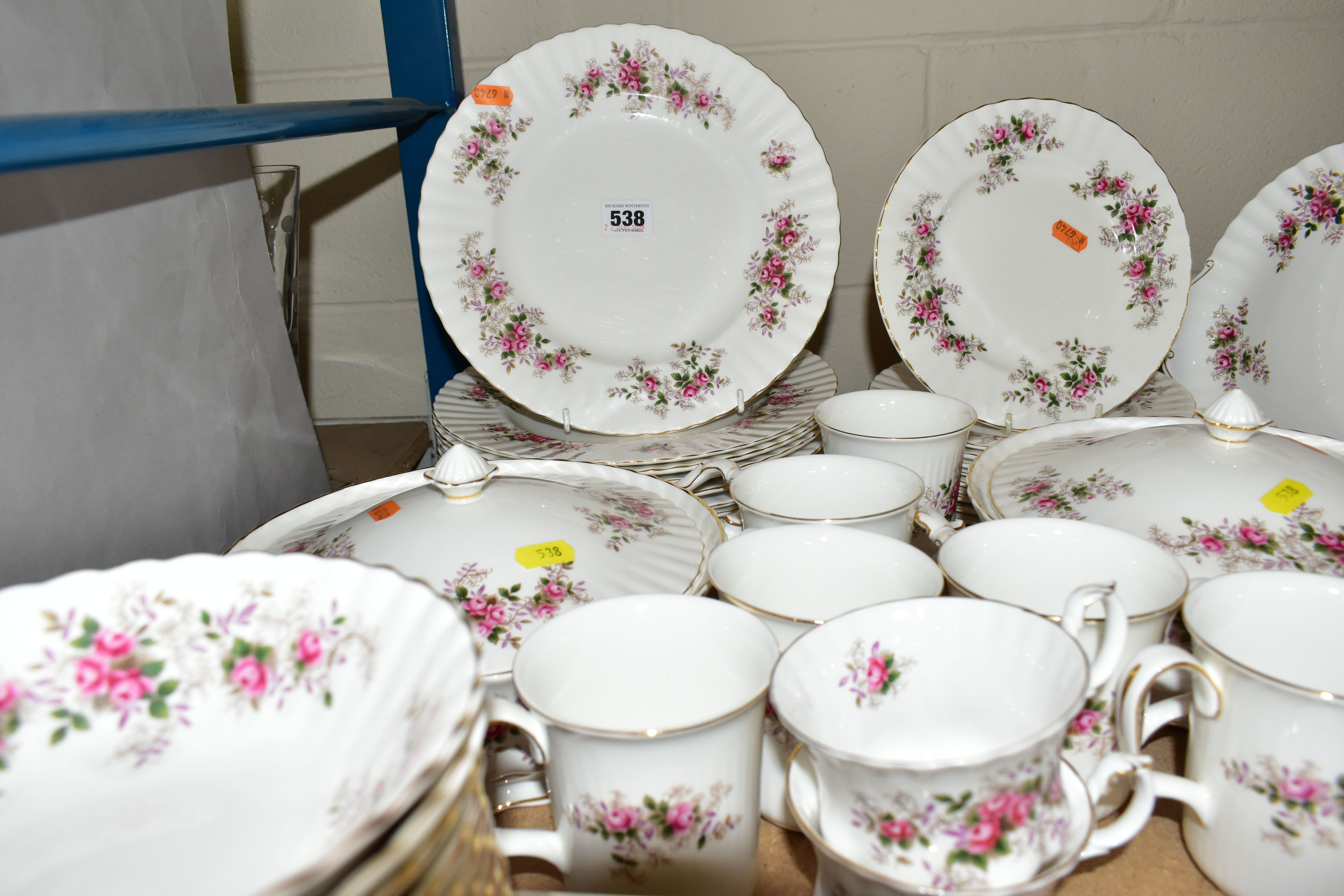 A ROYAL ALBERT 'LAVENDER ROSE' PATTERN DINNER SET, comprising ten dinner plates, ten side plates, - Bild 2 aus 7