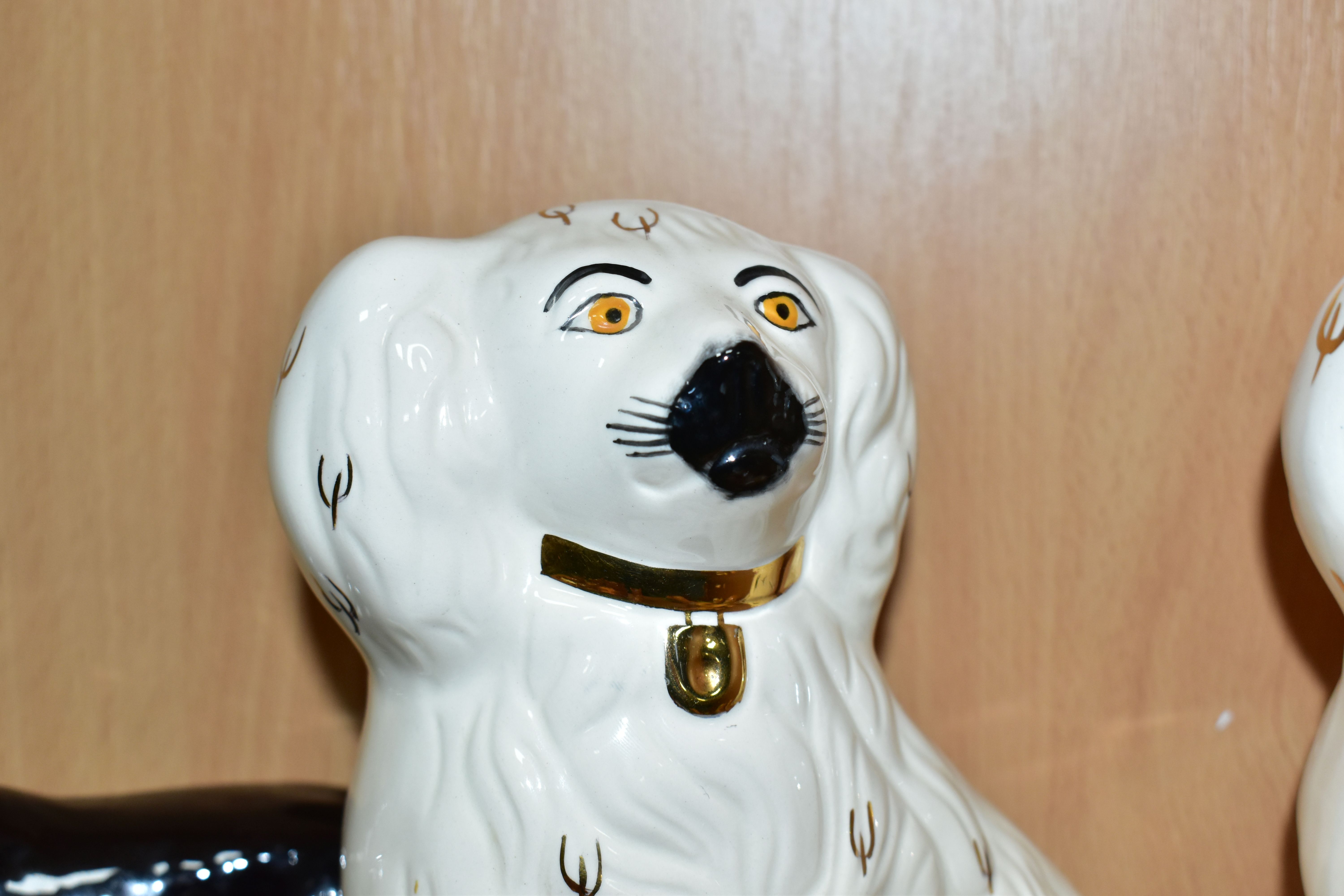 A GROUP OF SIXTEEN ASSORTED BESWICK DOG FIGURES AND A ROYAL DOULTON TERRIER, including two pipe - Bild 3 aus 4