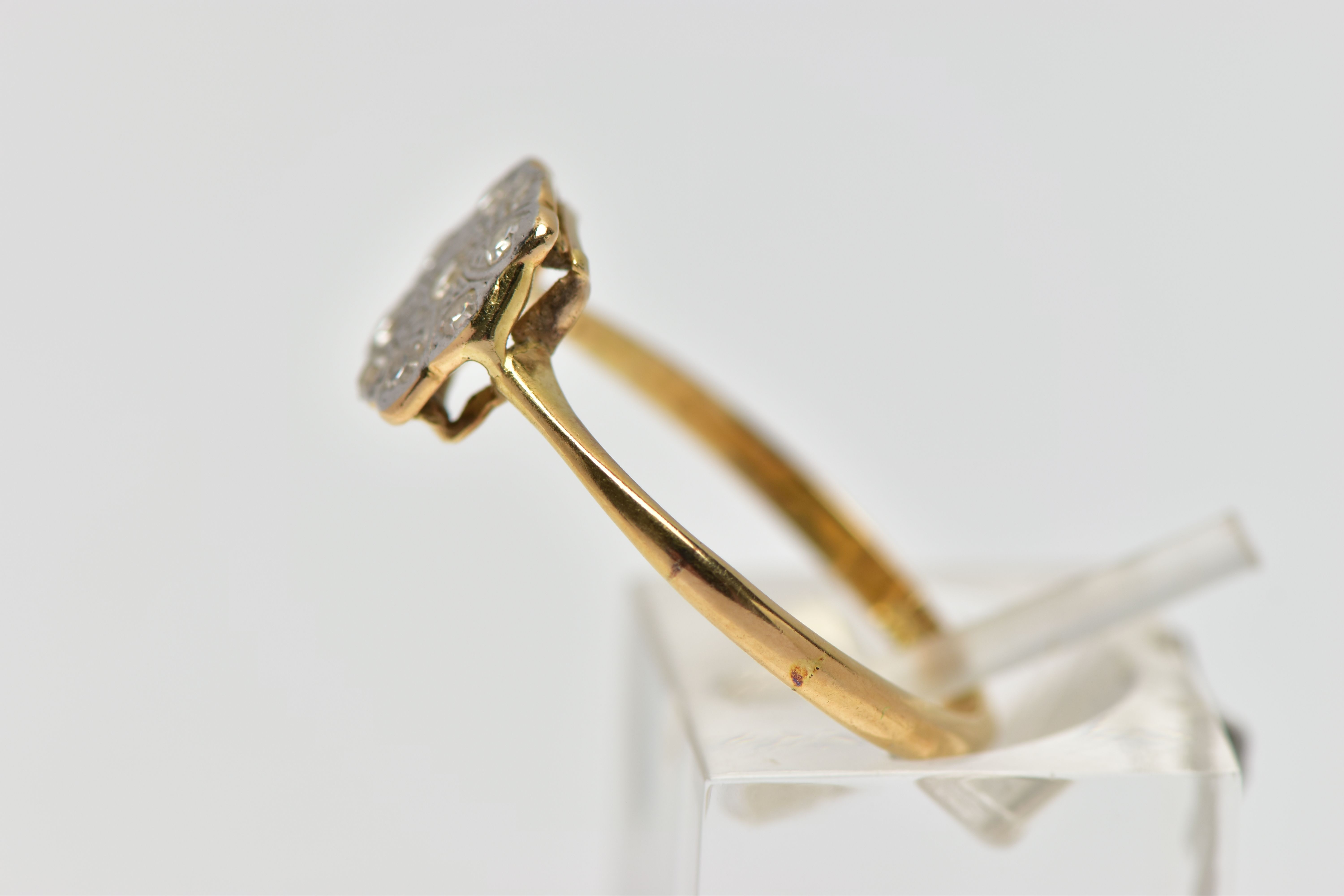 A YELLOW METAL DIAMOND DRESS RING, designed as a series of single cut diamonds set within a floral - Bild 2 aus 4