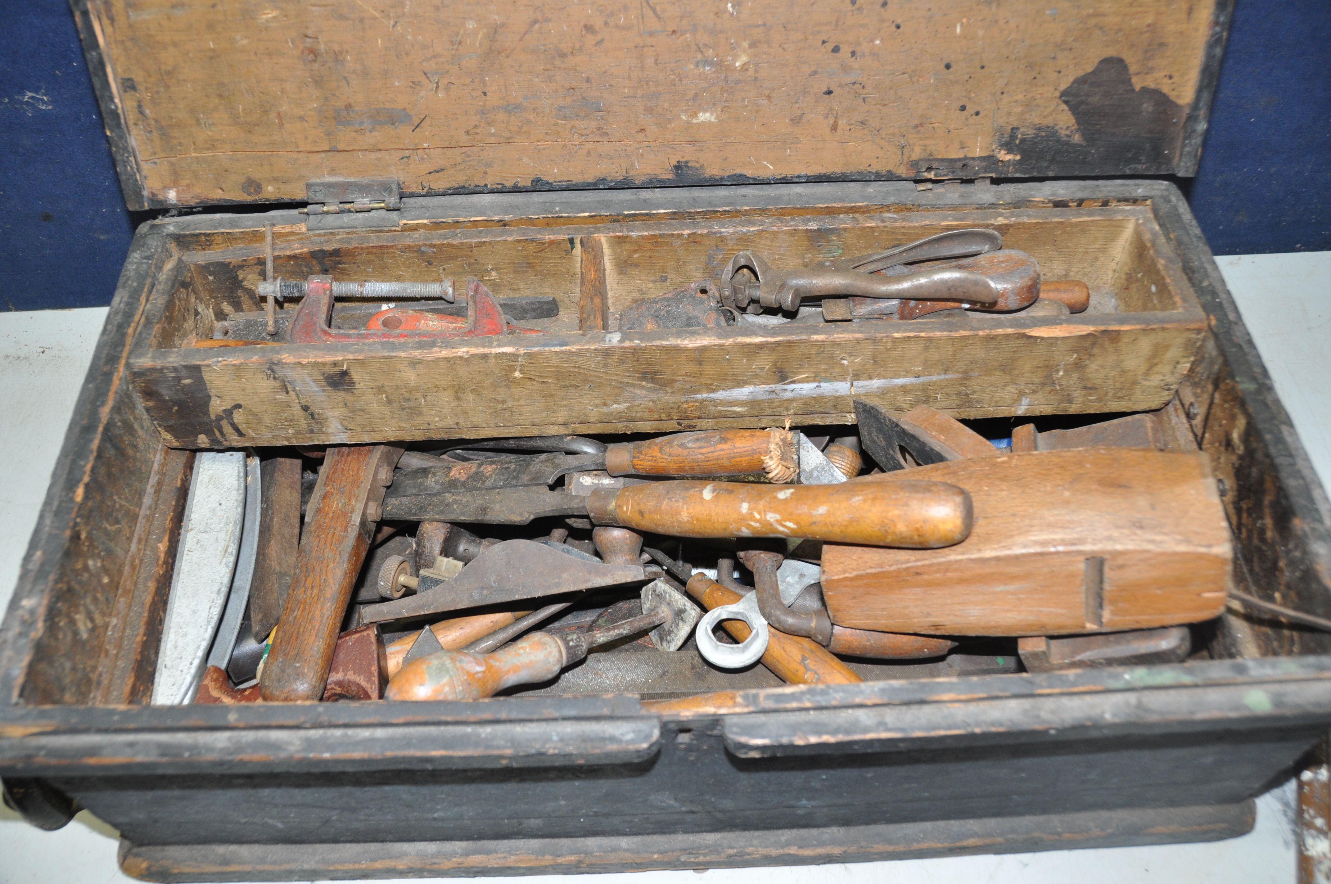 A WOODEN TOOLCHEST AND TOOLS to include a quantity of vintage tools, Record planes, wooden block - Bild 2 aus 3