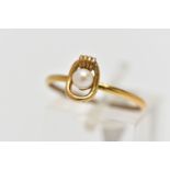 A 9CT GOLD CULTURED PEARL RING, a single cultured cream pearl with a slight pink hue, measuring
