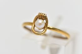 A 9CT GOLD CULTURED PEARL RING, a single cultured cream pearl with a slight pink hue, measuring