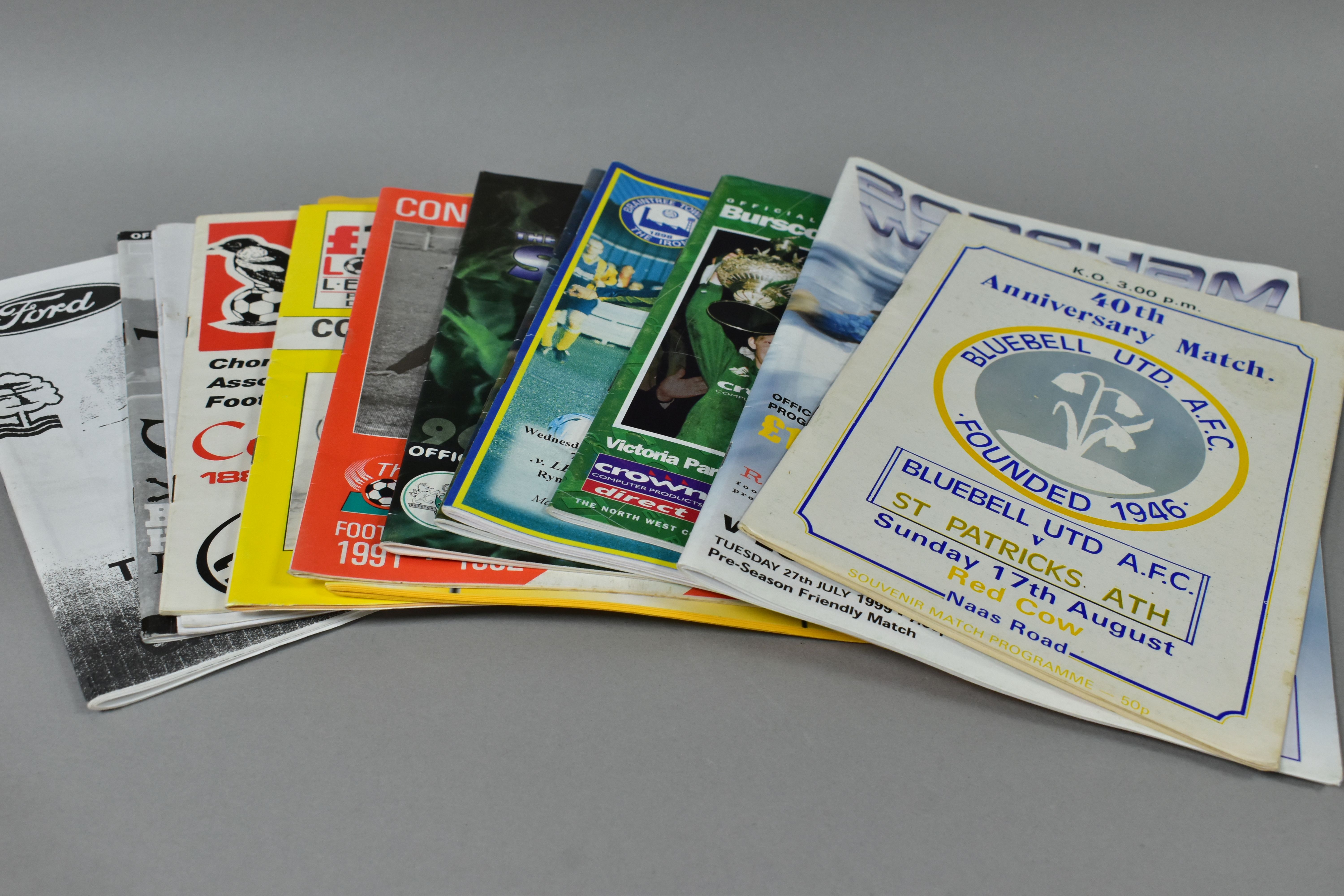 FOOTBALL PROGRAMMES & EPHEMERA a large collection of 100+ mostly non-league football programmes, - Bild 3 aus 4