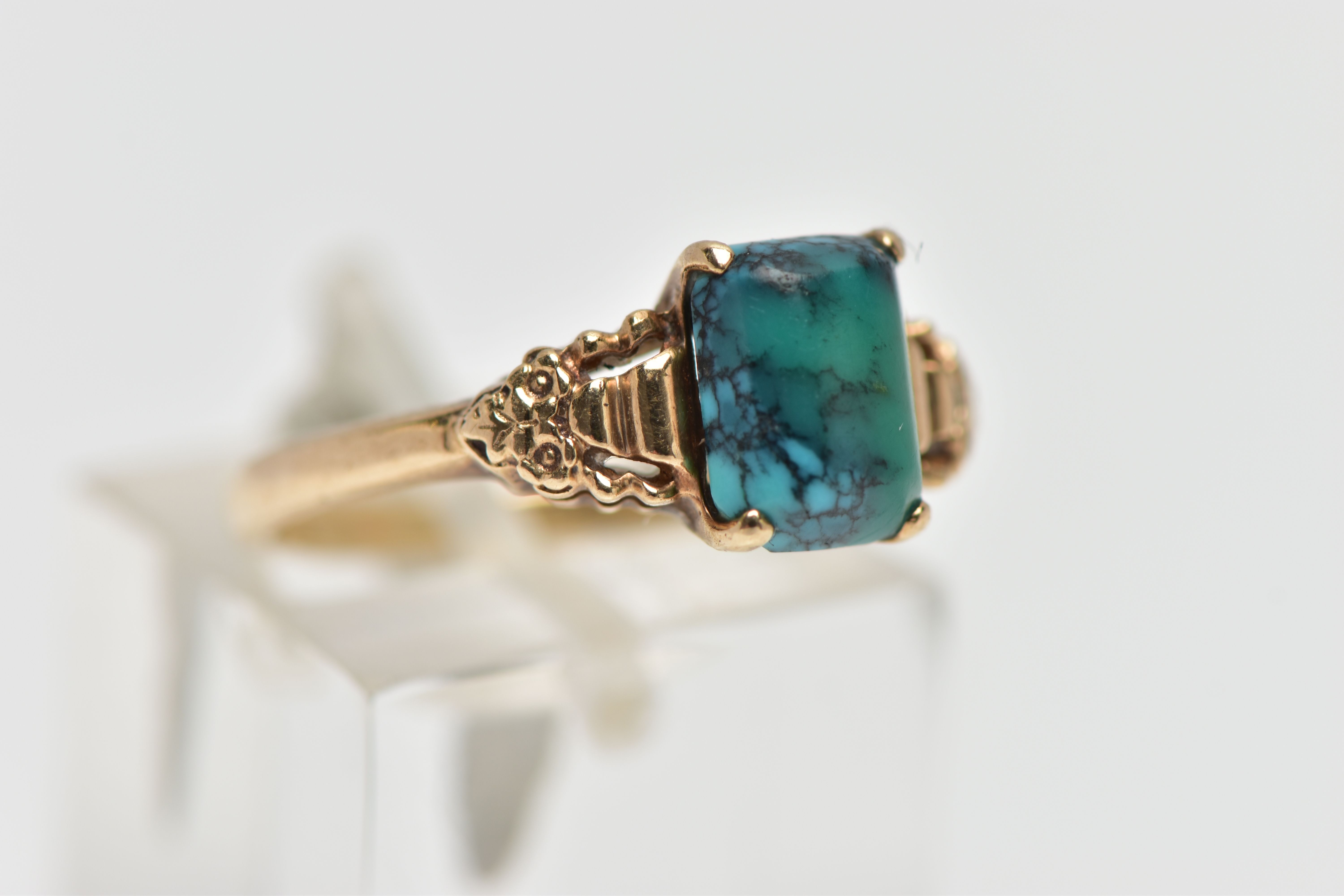 A YELLOW METAL TURQUOISE RING, rectangular blue/green turquoise cabochon, four claw set in a - Bild 4 aus 4