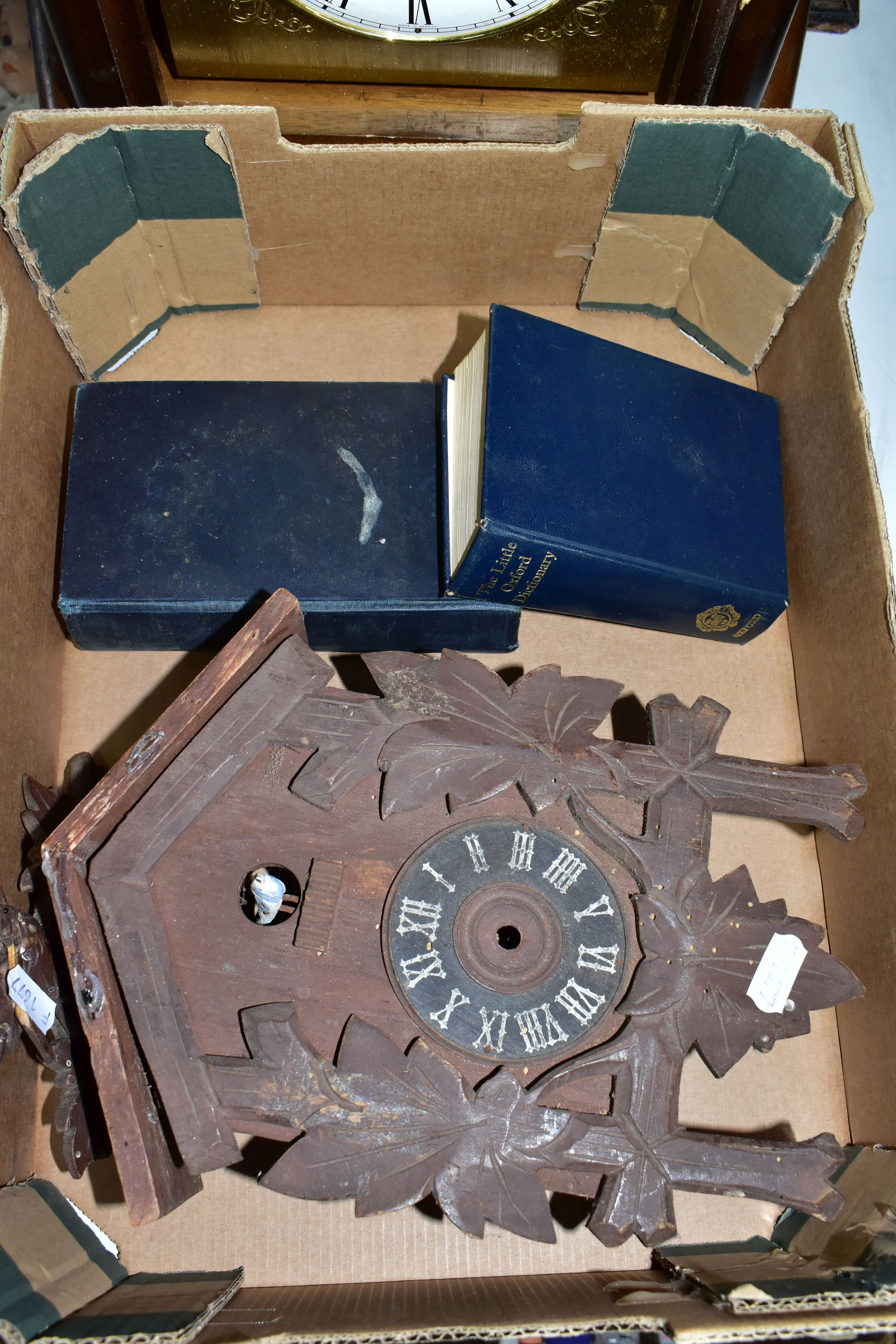 A BOX AND LOOSE CLOCKS, CLOCK PARTS AND CASES, to include two cases for wall clocks, three clocks - Bild 3 aus 6