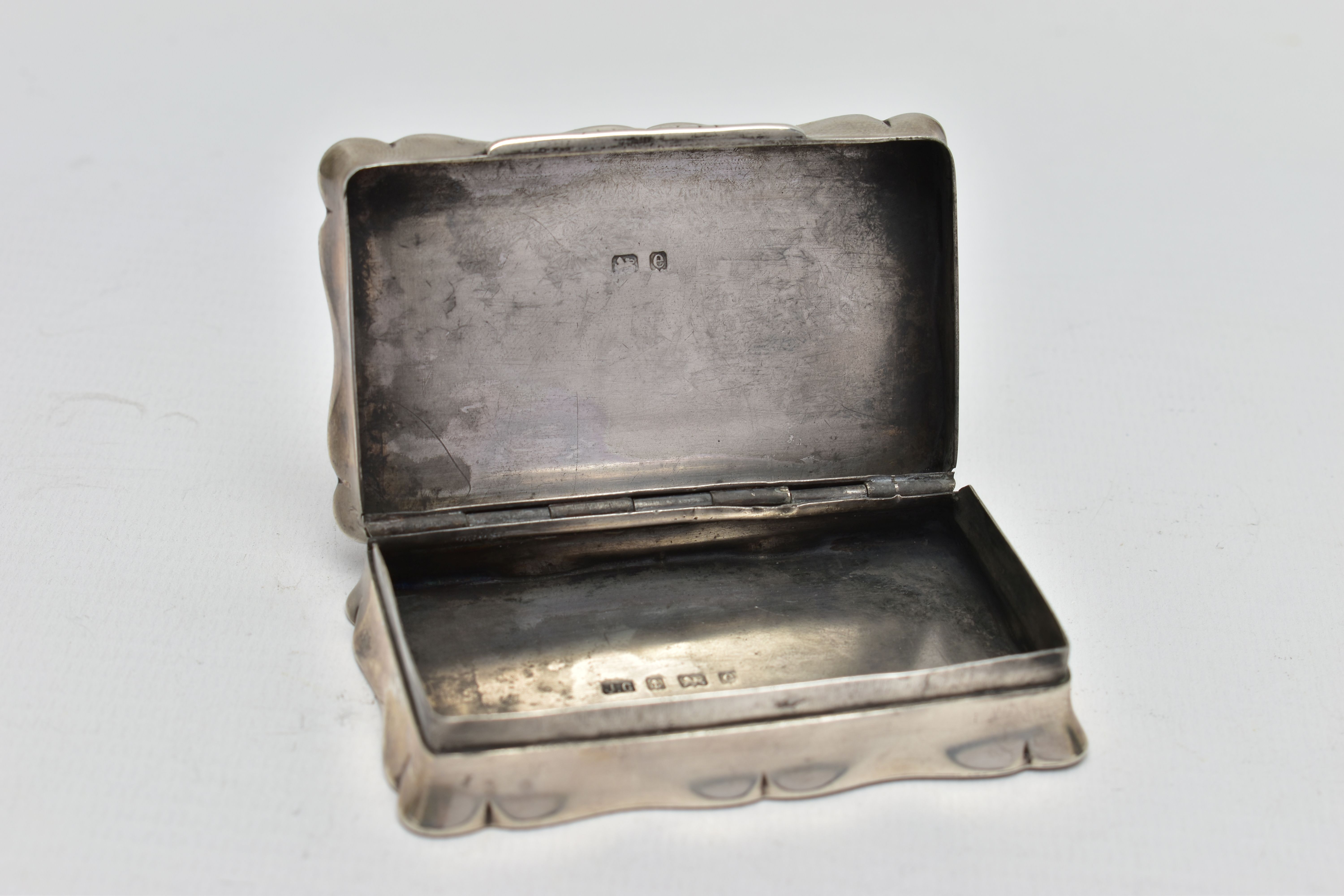 AN EDWARDIAN SILVER TABLE SNUFF BOX, the undulating rectangular box with hinged lid, scrolling - Image 3 of 5