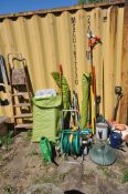 A SELECTION OF HAND GARDEN ACCESSORIES, to include a quantity of hand tools, a hozelock hose reel