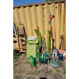 A SELECTION OF HAND GARDEN ACCESSORIES, to include a quantity of hand tools, a hozelock hose reel