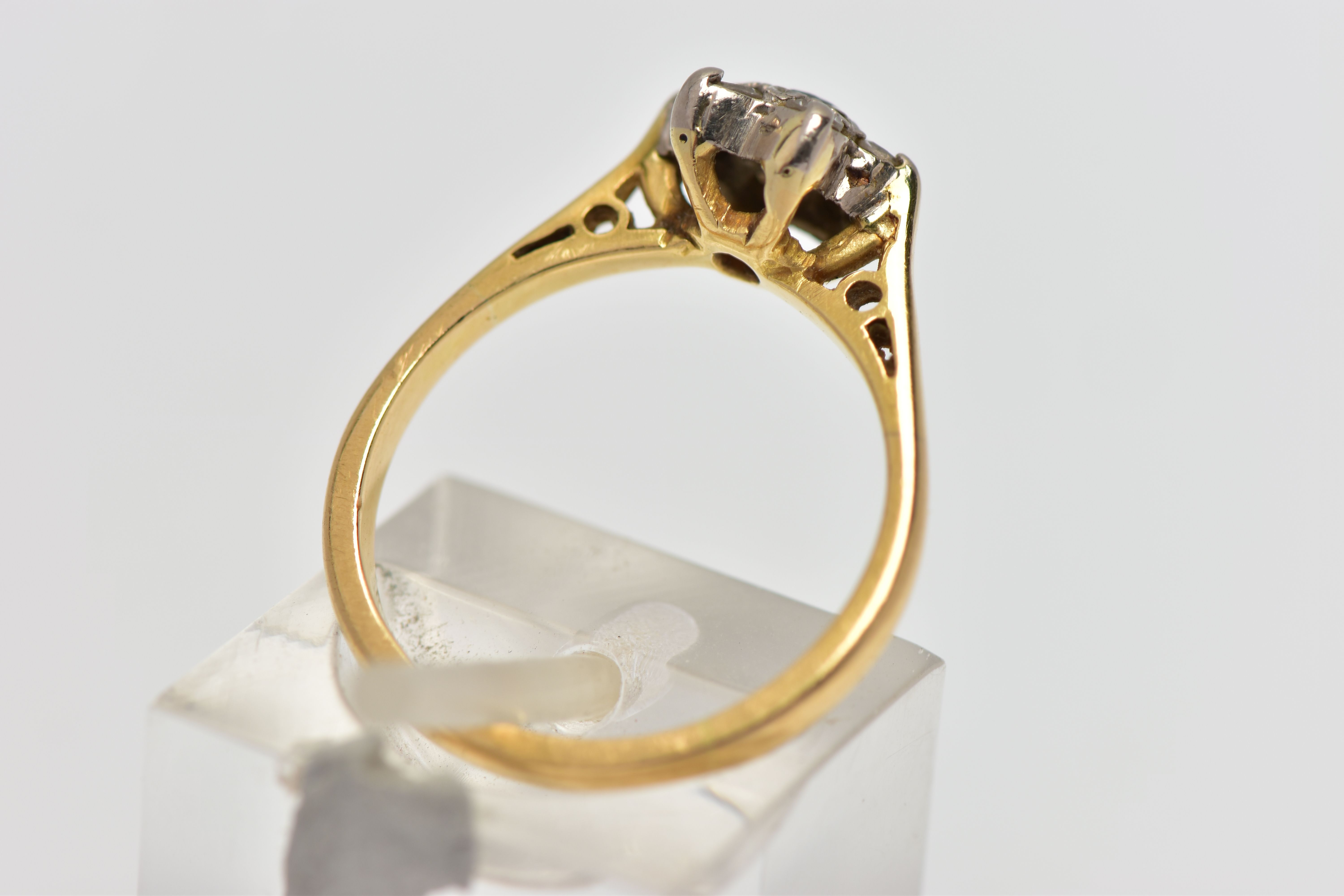 A YELLOW AND WHITE METAL CLUSTER RING, a circular cut sapphire and six single cut diamonds prong set - Bild 3 aus 4