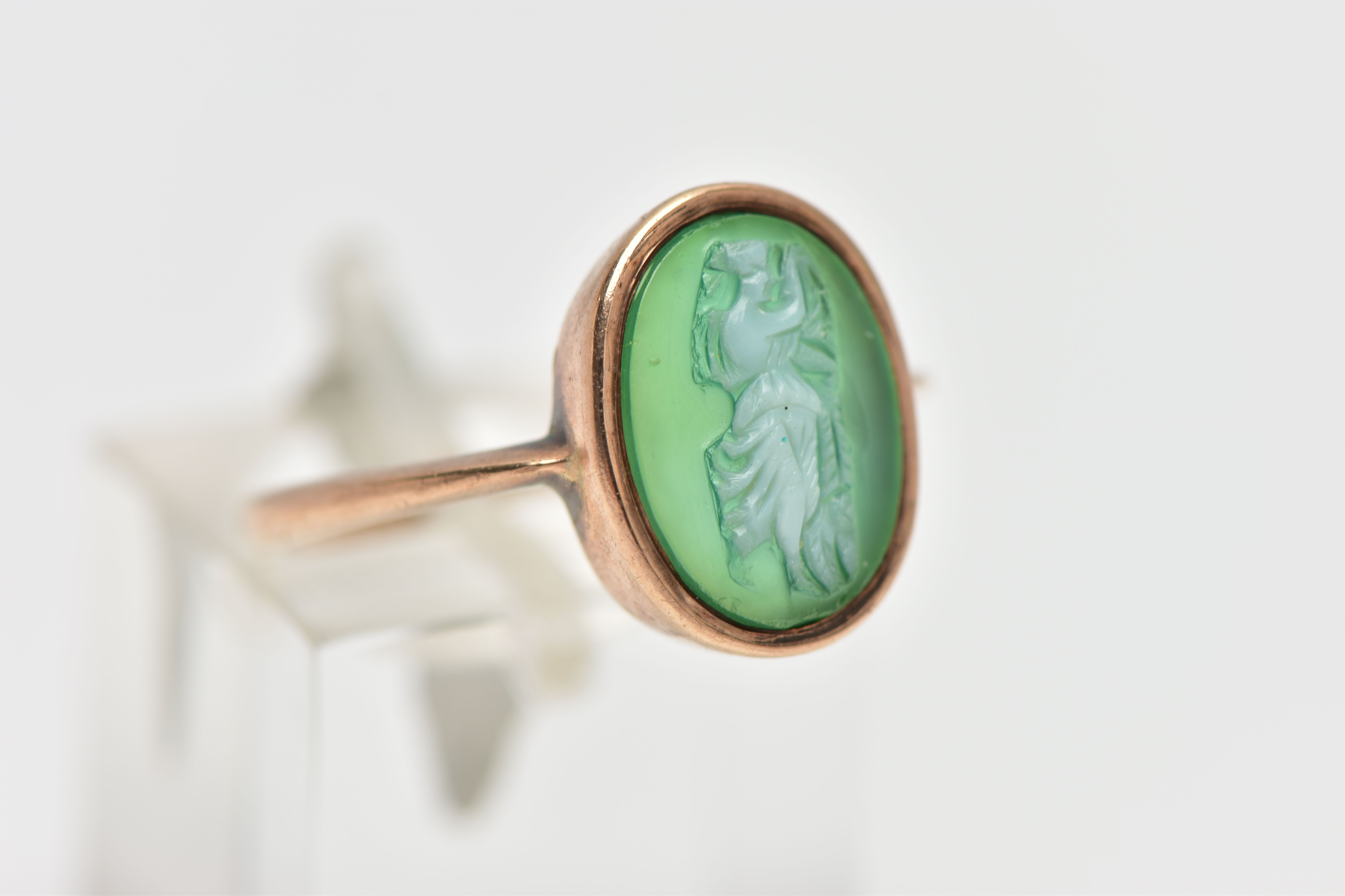 A 9CT ROSE GOLD CAMEO RING, oval green and white chalcedony cameo depicting a lady, collet set - Image 4 of 4