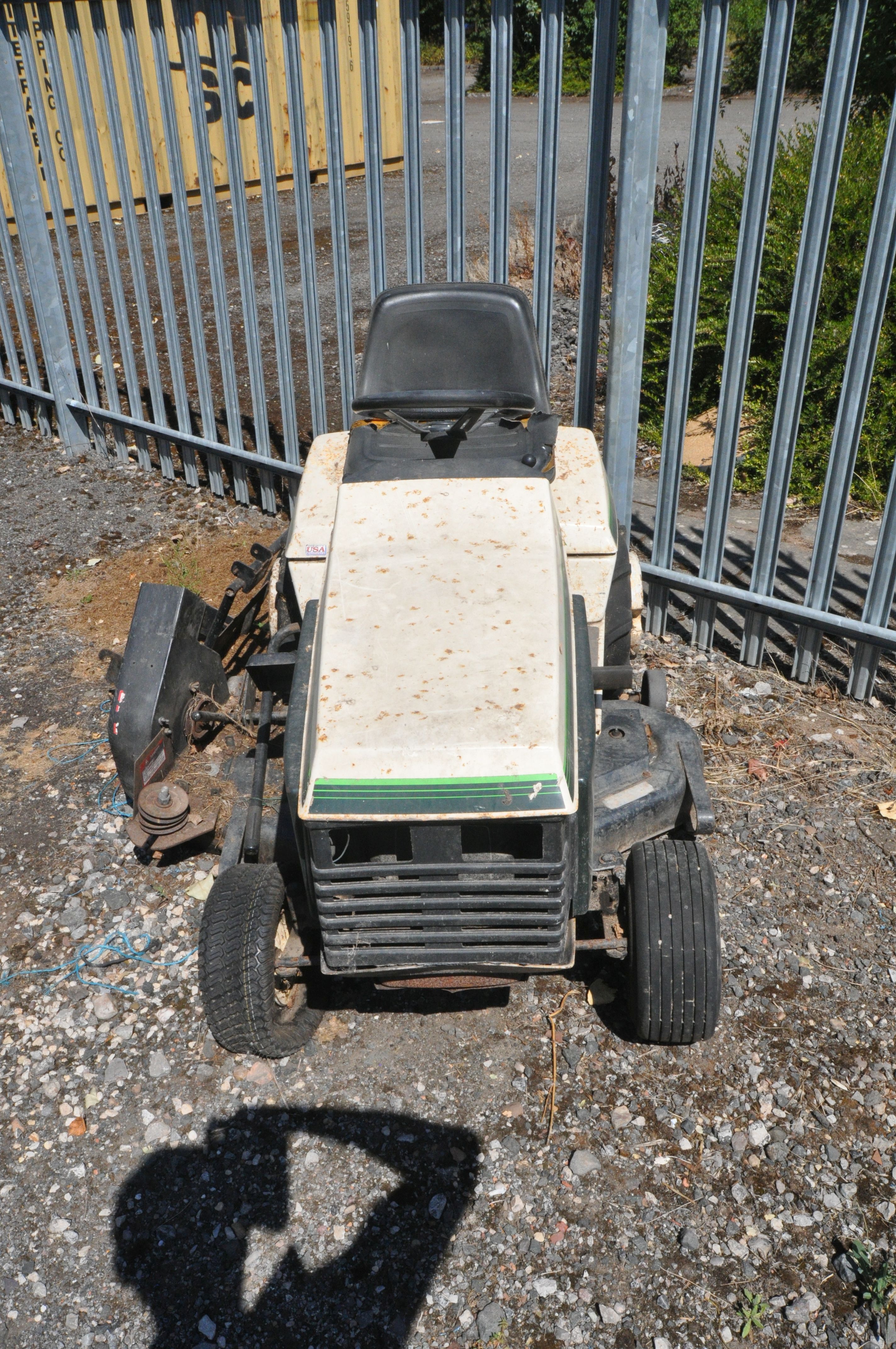 A BOLENS HYDRO ST160 PETROL RIDE ON LAWNMOWER (condition:-no key so untested, bodywork rusty and - Bild 2 aus 5