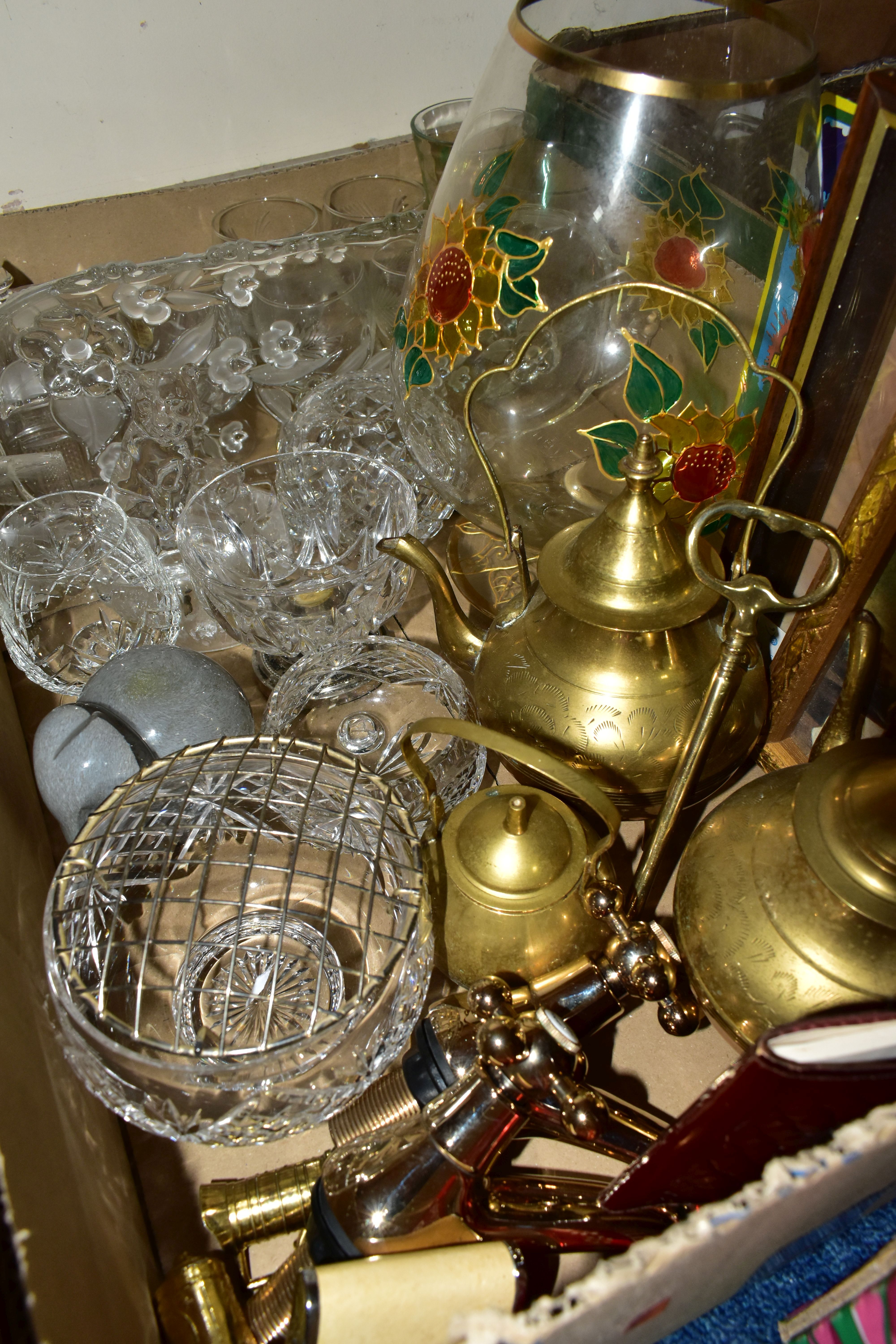 THREE BOXES OF MID- CENTURY STUDIO GLASS, to include a hand painted lemonade pitcher, Murano style - Bild 5 aus 7