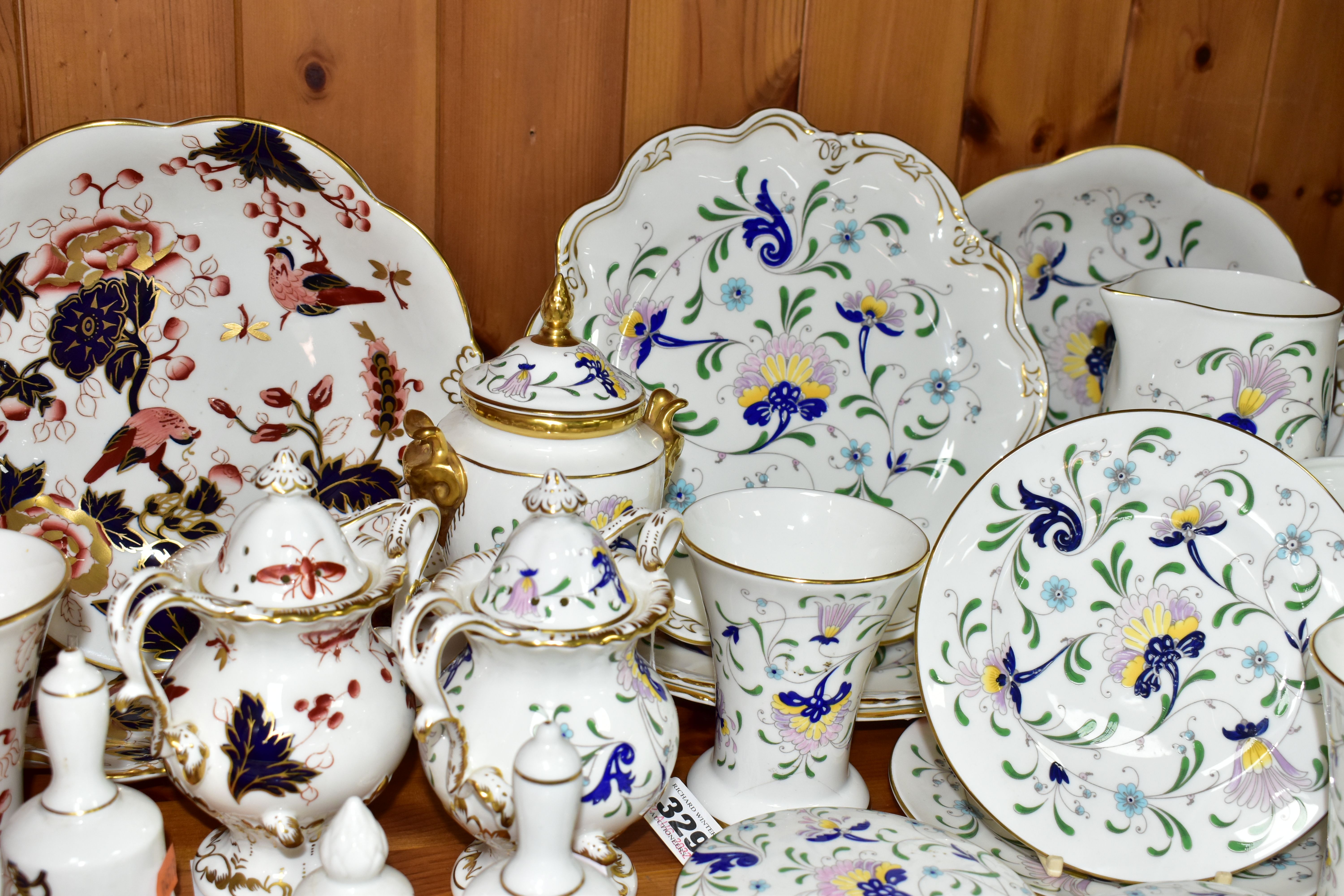 A GROUP OF COALPORT TEA AND GIFT WARES, in Pageant and Hong Kong patterns, twenty six pieces, - Bild 3 aus 5