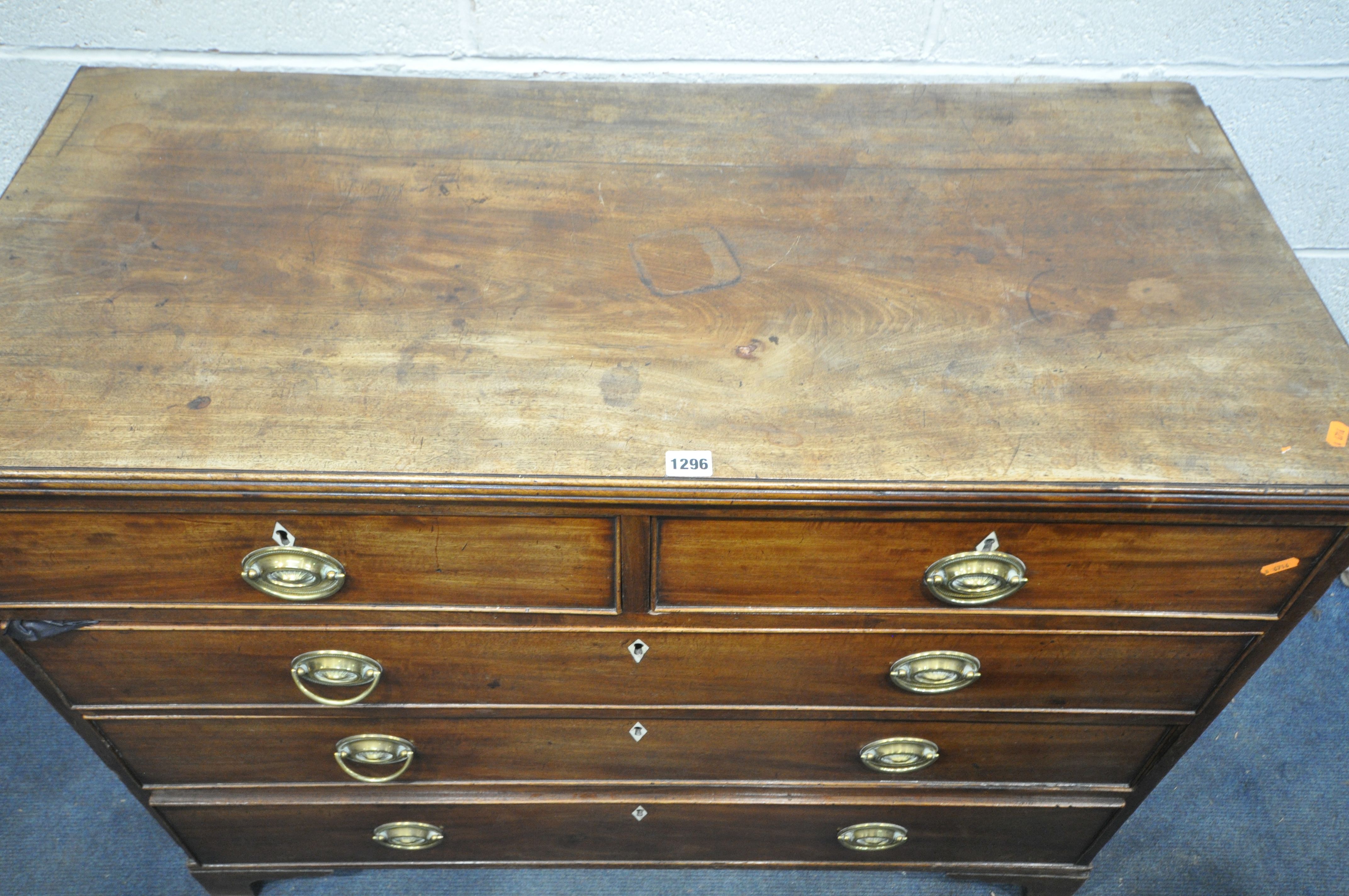 A GEORGIAN MAHOGANY CHEST OF TWO SHORT OVER THREE LONG GRADUATED DRAWERS, with ivory escutcheons and - Image 2 of 5