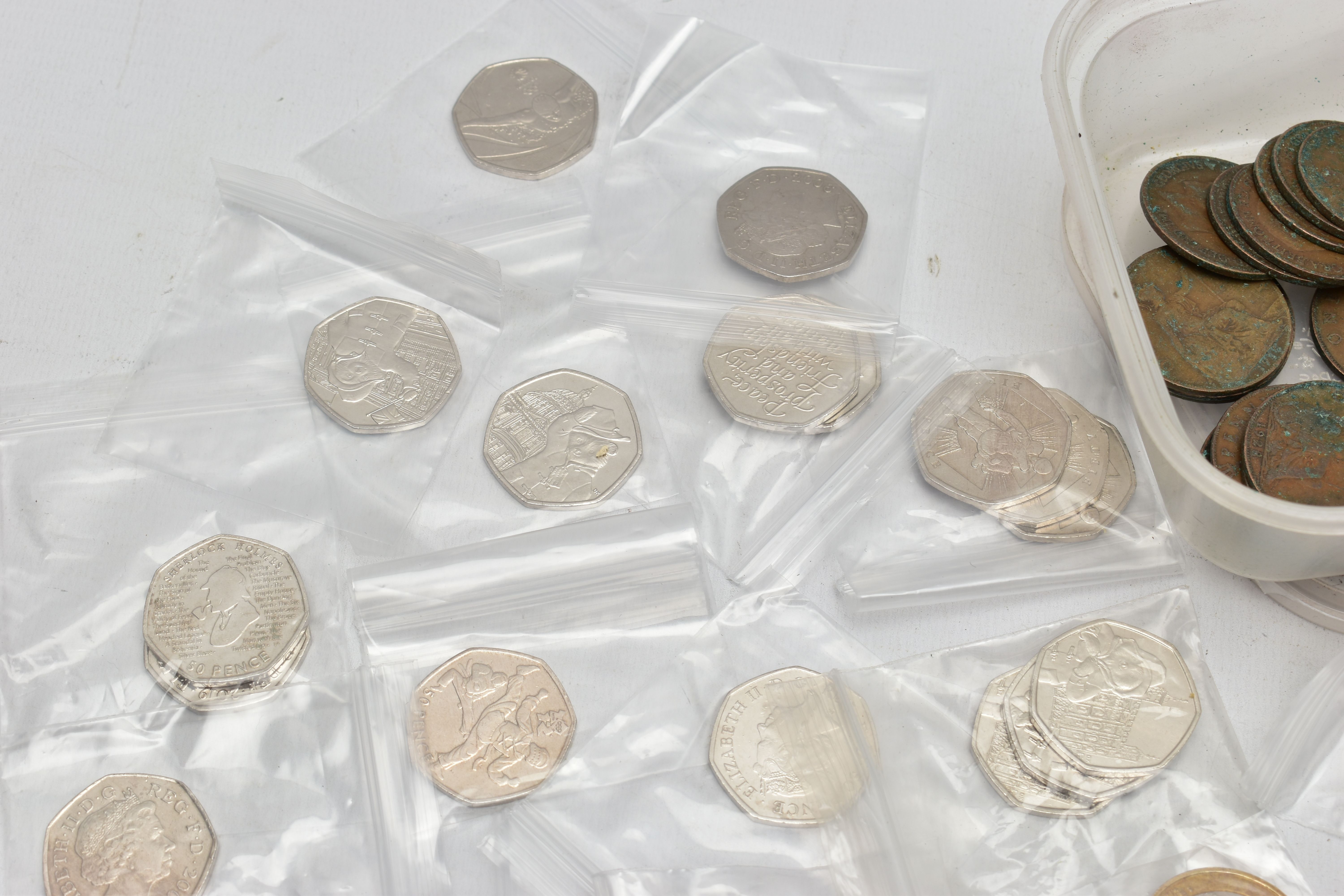 A SMALL CARDBOARD BOX OF MAINLY MODERN UK COINAGE, to include 25 X two-pound coins with Features e. - Bild 4 aus 5