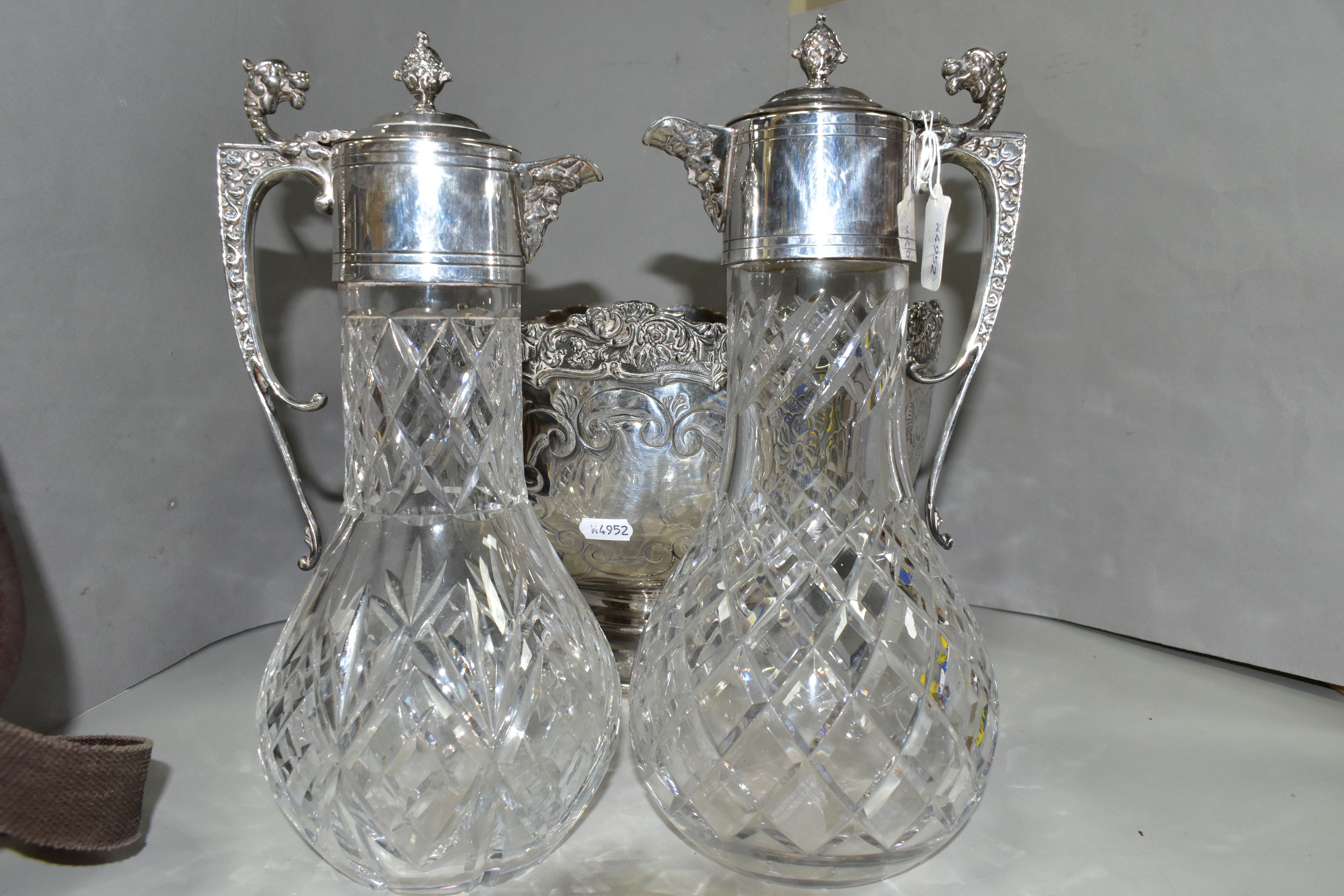 A GROUP OF SILVER PLATED ITEMS, to include a pair of cut glass plated claret jugs, a large punch - Bild 4 aus 4