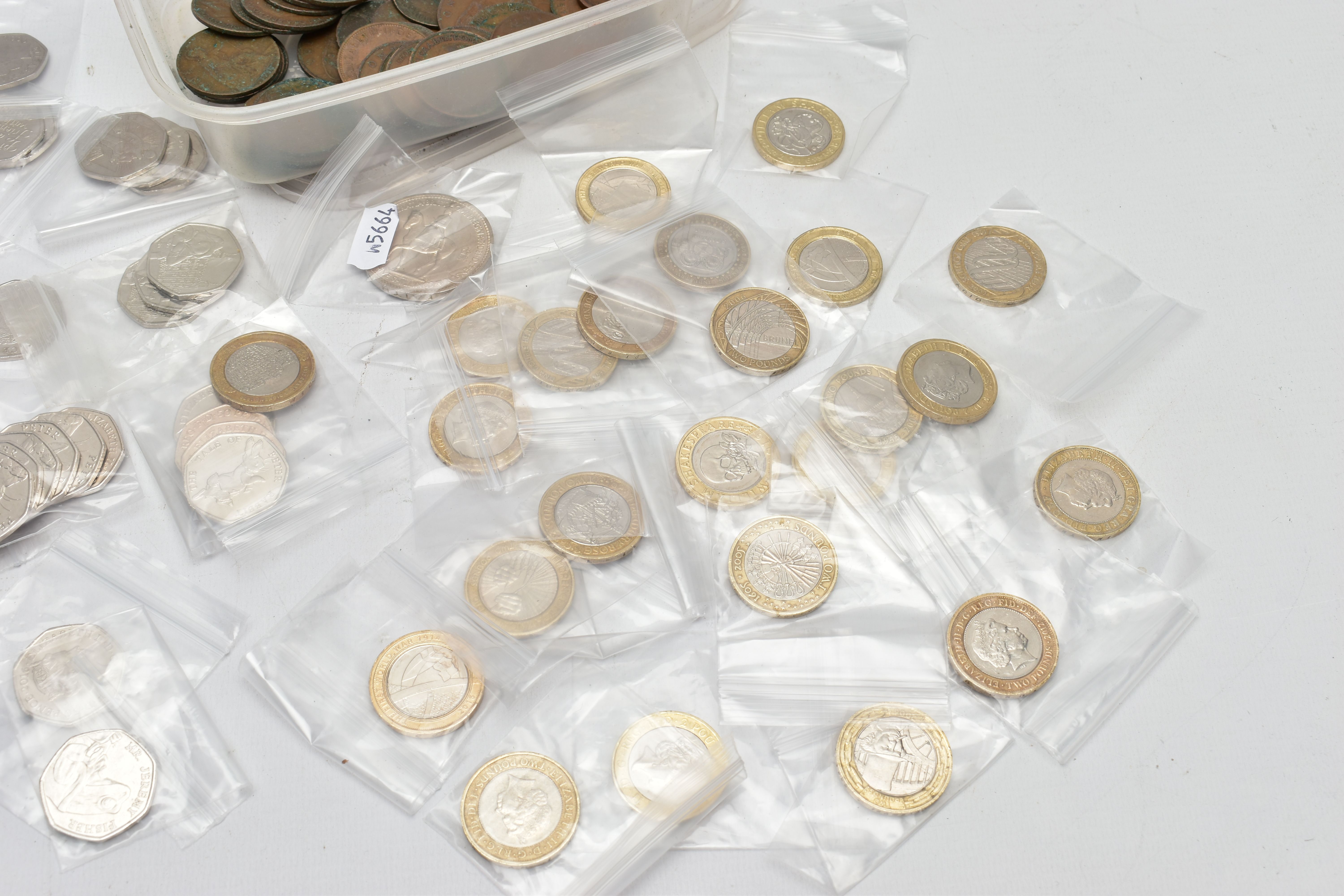 A SMALL CARDBOARD BOX OF MAINLY MODERN UK COINAGE, to include 25 X two-pound coins with Features e. - Bild 2 aus 5